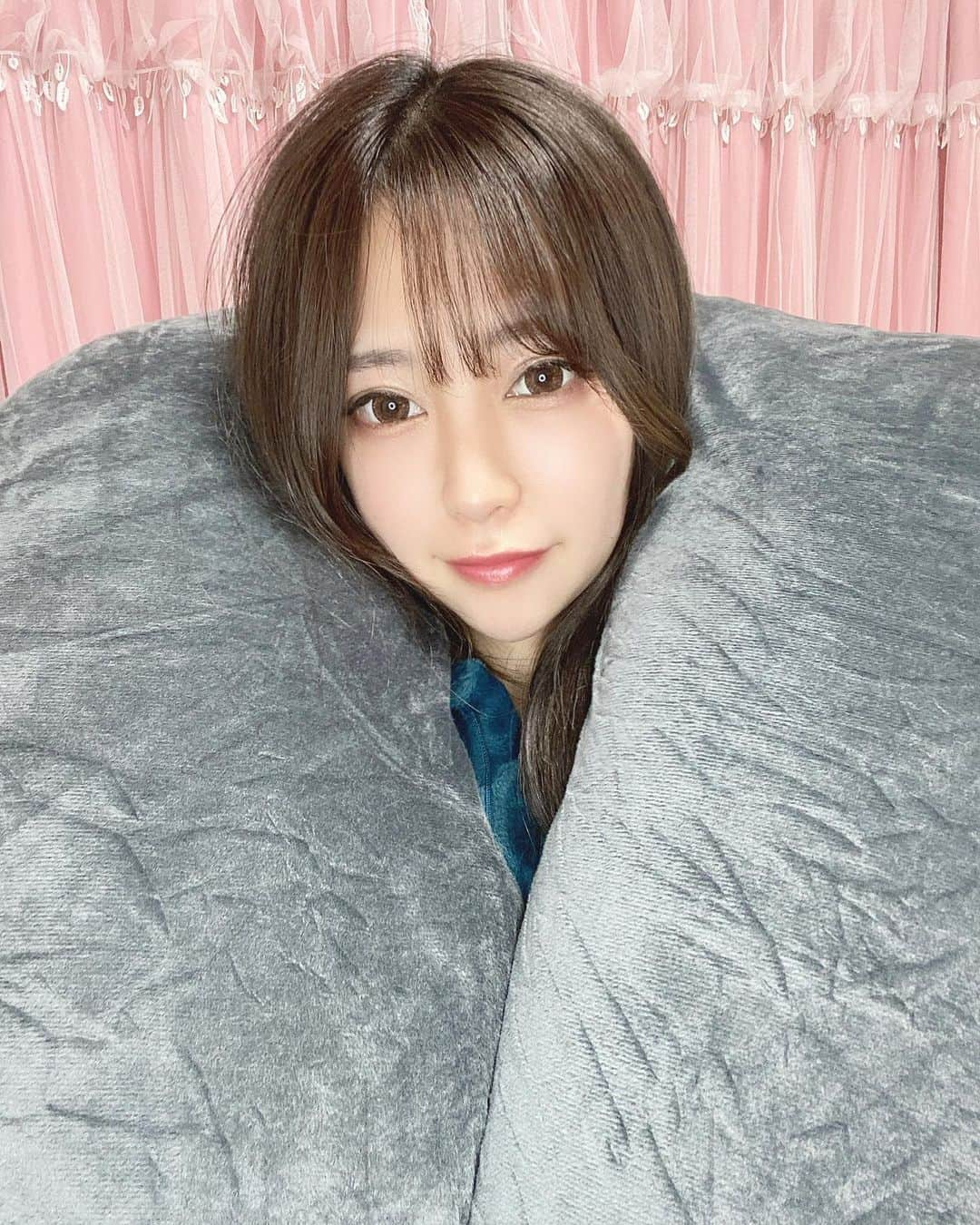 福井柑奈さんのインスタグラム写真 - (福井柑奈Instagram)「１枚目の写真だけ見るとこれなんだろう？って思いそうだね😂🙏  楽天ランキング１位🥇 医師も推奨の ”U字型抱き枕”HUGMIN💓 ( @hugmin_official )  抱き枕でしたあああ👏🏻 ベッドはもちろん一人で寝てたので とても素晴らしい相方ができて嬉しいです😍  フィット感めっちゃあって 身体全体を包んでくれてるようで 極上な寝心地です👼🏻 腰がほんとにやばいんで救世主🦸‍♂️ 足枕にもしてむくみも取ったりもする！  私は妊婦ではないですが、 妊婦さんにも大人気みたいです🤰！  いやぁ〜 極上な相方ができてほんとーに 嬉しいなああ🤣💕  #HUGMIN #ココロとカラダも優しく包み込む #抱き枕 #枕 #妊婦 #授乳クッション #クッション #人をダメにするクッション #安眠 #快眠 #いびき #極上 #睡眠改善 #睡眠の質を上げる #腰痛改善 #腰痛対策 #足枕 #むくみ解消 #むくみ解消 #コメント大歓迎 #フォロワー募集中 #japanesegirl #japan🇯🇵 #igdaily #igers #igstyle #girl #followme」3月24日 11時12分 - kanna_fukui