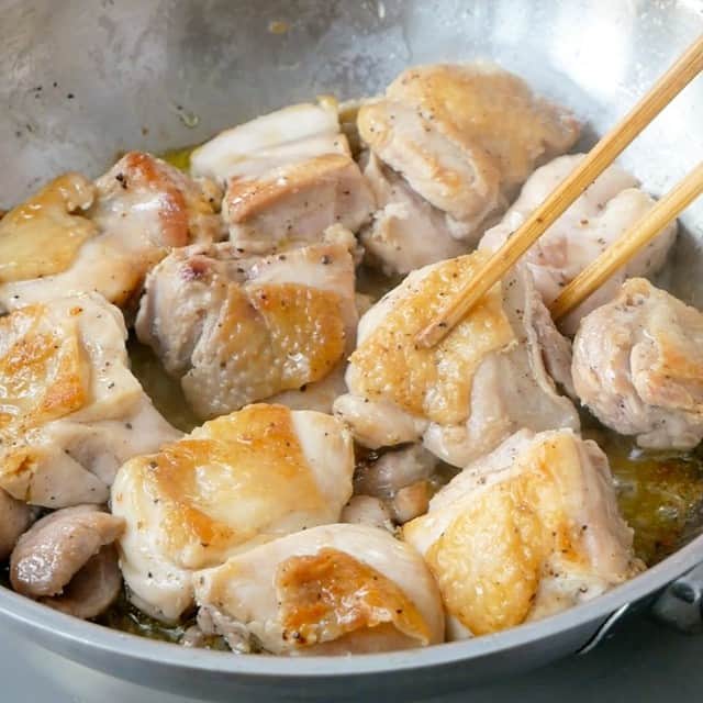 メシ通さんのインスタグラム写真 - (メシ通Instagram)「メシ通的ジョージア料理  シュクメルリ みなさん、かなり言い慣れたんじゃないですか？ 数年前まで見たことも聞いたこともなかった外国の料理が あっという間に 「にんにくと鶏肉のやつだよね」って なんとなく知ってる料理になっている これが日本の良いところ そう思いませんか？ さあ作ってみましょう、シュクメルリ  たっぷりニンニク＆スープを乳化させた日本人好みの「シュクメルリ」の作り方【美窪たえ】 https://www.hotpepper.jp/mesitsu/entry/tae-mikubo/2022-00805  #メシ通 #mesitsu #シュクメルリ #鶏もも肉 #ニンニク #塩 #黒こしょう #オリーブオイル #水 #バター #ジョージア料理 #ジョージア #ニンニクたっぷり #乳化 #熱々 #〆 #チーズリゾット #家飲み #ビール #ハイボール #ワイン #おうちごはん #自炊 #レシピ #美窪たえ」3月24日 11時15分 - mesitsu