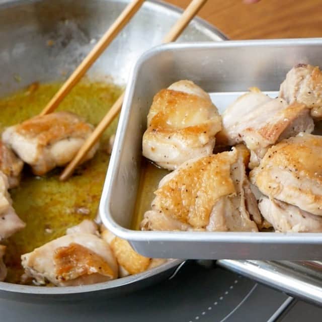 メシ通さんのインスタグラム写真 - (メシ通Instagram)「メシ通的ジョージア料理  シュクメルリ みなさん、かなり言い慣れたんじゃないですか？ 数年前まで見たことも聞いたこともなかった外国の料理が あっという間に 「にんにくと鶏肉のやつだよね」って なんとなく知ってる料理になっている これが日本の良いところ そう思いませんか？ さあ作ってみましょう、シュクメルリ  たっぷりニンニク＆スープを乳化させた日本人好みの「シュクメルリ」の作り方【美窪たえ】 https://www.hotpepper.jp/mesitsu/entry/tae-mikubo/2022-00805  #メシ通 #mesitsu #シュクメルリ #鶏もも肉 #ニンニク #塩 #黒こしょう #オリーブオイル #水 #バター #ジョージア料理 #ジョージア #ニンニクたっぷり #乳化 #熱々 #〆 #チーズリゾット #家飲み #ビール #ハイボール #ワイン #おうちごはん #自炊 #レシピ #美窪たえ」3月24日 11時15分 - mesitsu