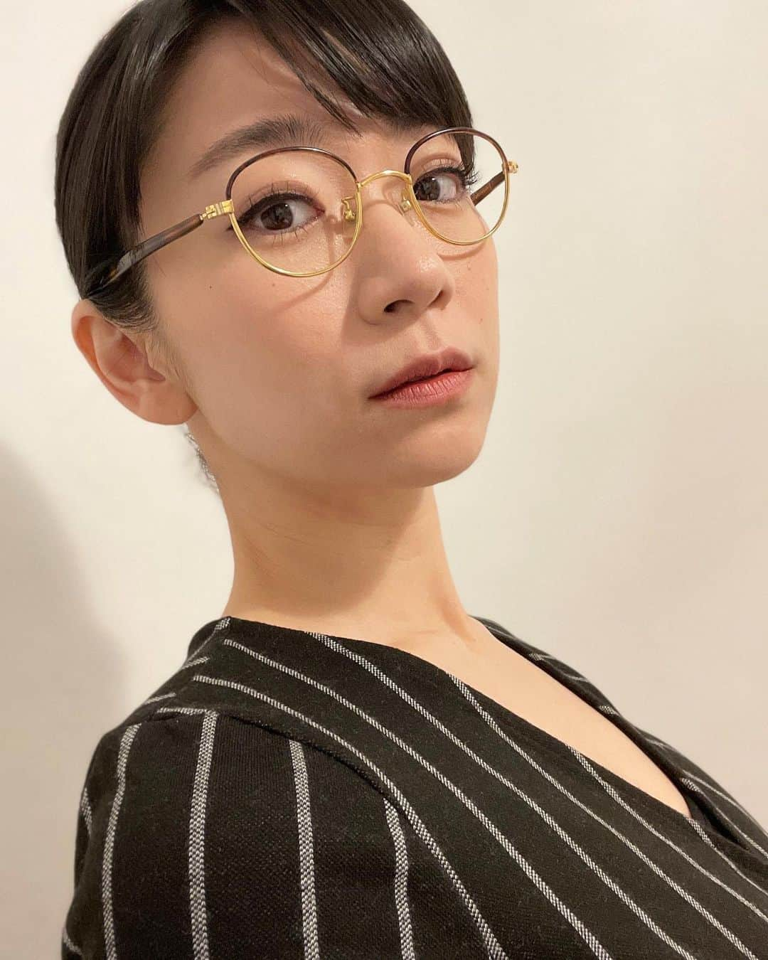 時東ぁみさんのインスタグラム写真 - (時東ぁみInstagram)「パキッとシュッとする日も👓 ・ 擬音でよくわからないねw 濃いめのメイクをしてキメキメで撮影☆ たまにはアリですな☆ ・ 作品が上がってきたらまた載せるね☆ 楽しみにしててー☆ ・ #時東ぁみ #撮影 #shotting #パキッ #シュッ #擬音 #メイク #アイライン #マスカラ #リップ #しっかり #キメキメ #作品 #お楽しみに」3月24日 11時16分 - amitokito