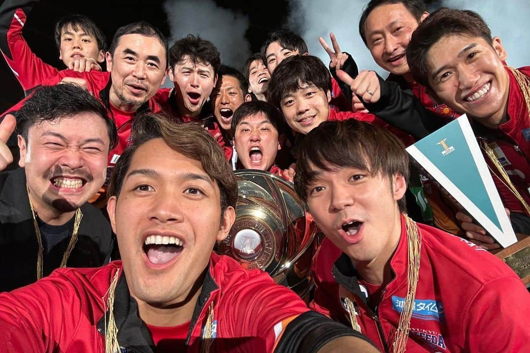 木造勇人さんのインスタグラム写真 - (木造勇人Instagram)「5thシーズン優勝🏆  みなさん素晴らしい試合をありがとうございました😭  苦しいシーズンでしたが、選手そしてサポートしていただいてるスタッフの皆様のおかげで僕もこの１年間戦い抜くことができました！  本当にありがとうございました！！  #Tリーグ #琉球アスティーダ」3月24日 11時16分 - yuto_kizukuri