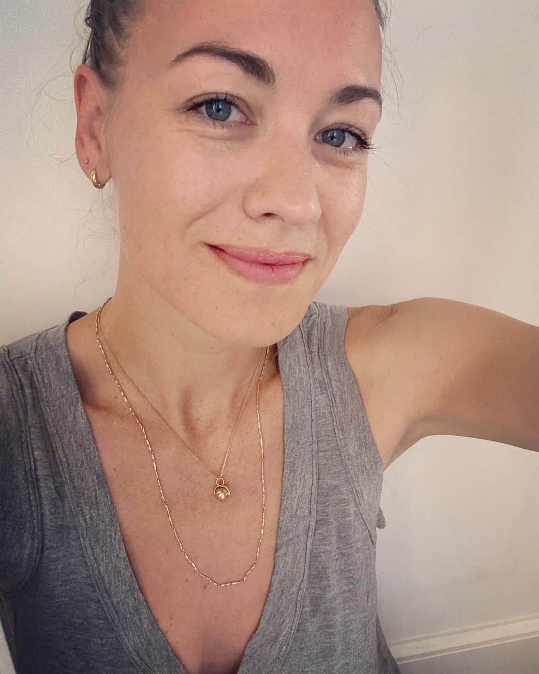 イヴォンヌ・ストラホフスキーのインスタグラム：「Hello @rosa_chains ! Thank you ♥️ for these gorgey necklaces. Aside from being beautiful pieces, my fave thing is that this is a Polish company & so, I get to support one of my motherlands. Link in their bio for their international shop 💍💛🔶✔️💫」