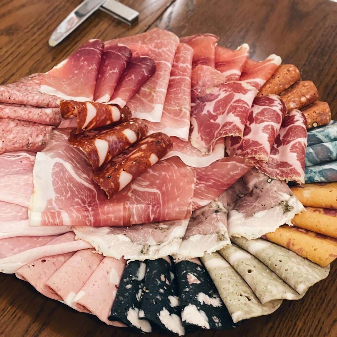 川辺ヒロシのインスタグラム：「山形、行きたかったハムの変態のお店イルコテキーノに！最高！ 久しぶりの八重子餃子も〜お母さん元気で嬉しい。9年間お土産の冷蔵ラーメンを美味しく食べ続けた龍上海の初の実店舗に！」