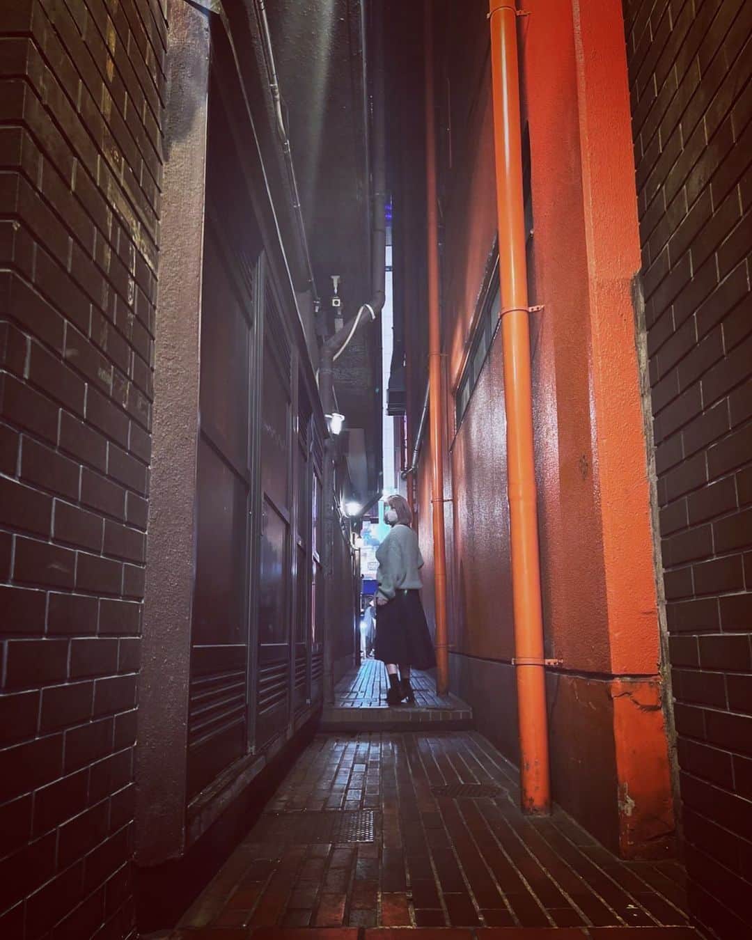 兼田恵さんのインスタグラム写真 - (兼田恵Instagram)「都会の路地は狭くて怪しくてドキドキするよね」3月24日 11時24分 - earl_megu