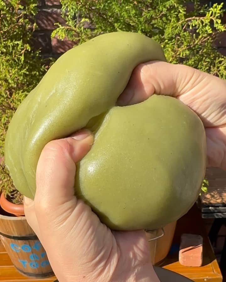 のインスタグラム：「"もちもち" 抹茶大福ぱん‼︎ 💚💚💚💚💚💚💚💚💚  “Come, let us have some green tea and continue to talk about happy things.”  抹茶の大福仕立てのパンの中にたっぷりのチョコレート‼︎  抹茶とチョコレートの組み合わせ、 たまらんです😋😋😋  . . . . . #もちもち抹茶大福ぱん #抹茶  #抹茶大福  #大福  #matcha  #matchalover  #matchagreentea  #ほろ苦  #fluffy  #green  #greentea   #三軒茶屋ランチ  #世田谷線カフェ  #パンスタグラム  #東京カフェ  #三軒茶屋カフェ #三軒茶屋  #パン #三茶カフェ  #三茶 #田園都市線カフェ #コーヒーアンドトースト  #coffeeandtoast #foodie #foodielife #お茶  #🍵」