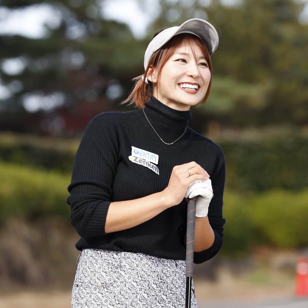 杉山美帆のインスタグラム：「以前Buzzgolfの撮影で撮ってもらった写真☺️ @buzzgolf_hensyutyo   最新カーナビ　ストラーダ　とレッスンの記事がbuzzgolfネットで見れるので是非見て下さいー！☺️🫶🏻  プロフィール写真にまさかあの写真が使われてるとは🤣🤣🤣  #バイトするならエントリー #全研本社 #myアセット #buzzgolf #golf #ゴルフ #カーナビ #ストラーダ」