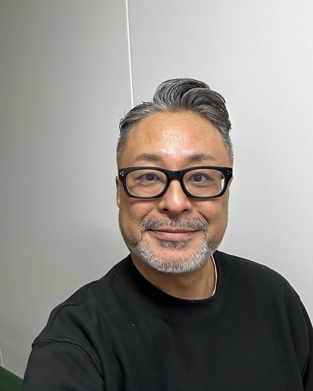 栗田善太郎のインスタグラム：「髪を短くした〜 ただそれだけ〜」