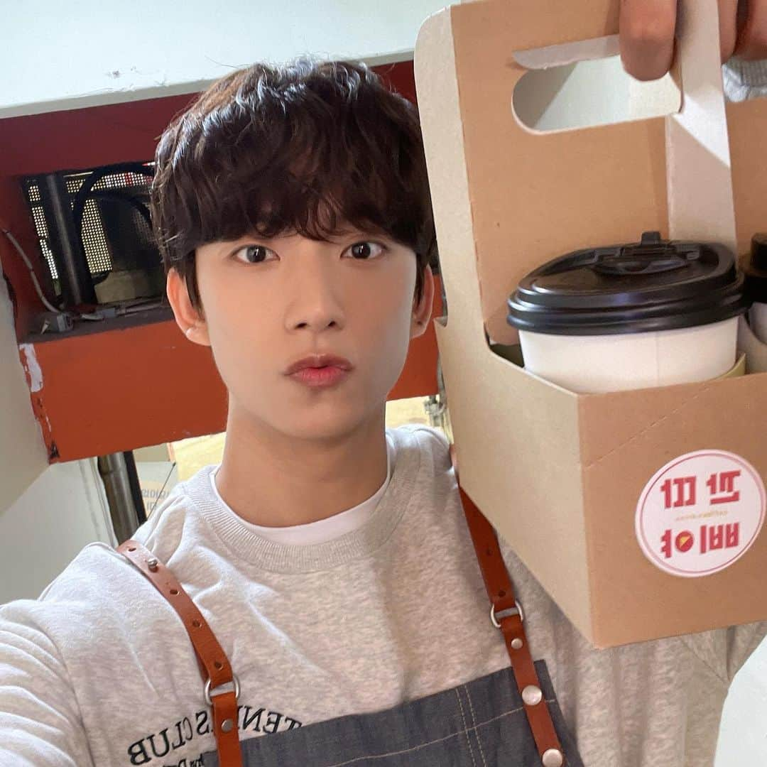 B1A4さんのインスタグラム写真 - (B1A4Instagram)「바나들의 금요일을 더욱 행복하게 만들어줄 원영이 만나러 가요😆💖 잠시 후, #공찬 이 출연하는 '비의도적 연애담' 3,4화가 TVING을 통해 공개됩니다! 모두 12시에 만나요‼️🙌  #B1A4 #GONGCHAN」3月24日 11時36分 - b1a4ganatanatda