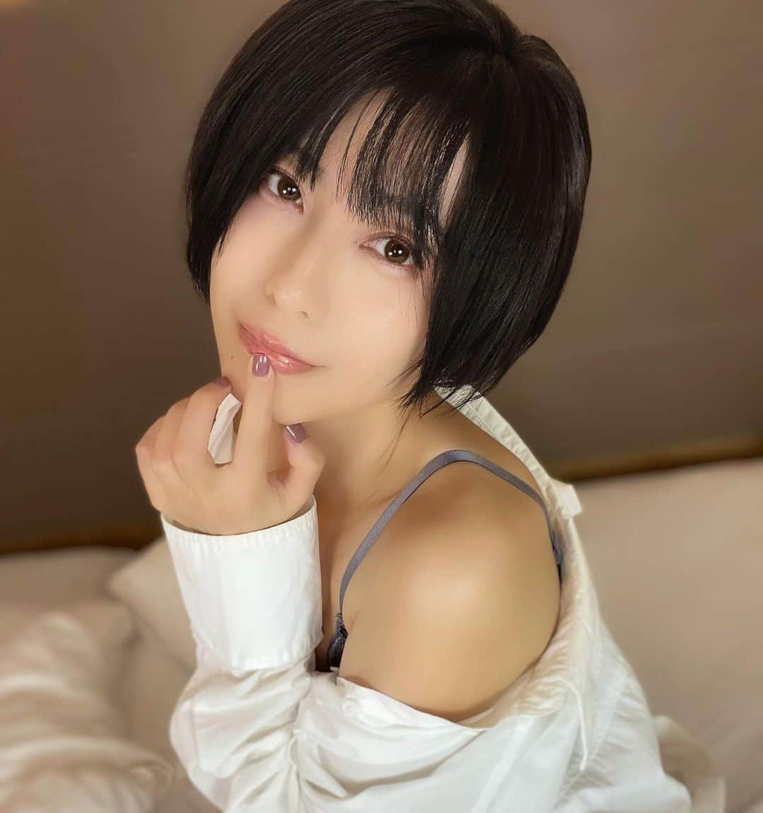 乃亜のインスタグラム：「今日は暖かいですね  #シャツ #撮影 #ポートレート #ショートヘア  #肩出し」