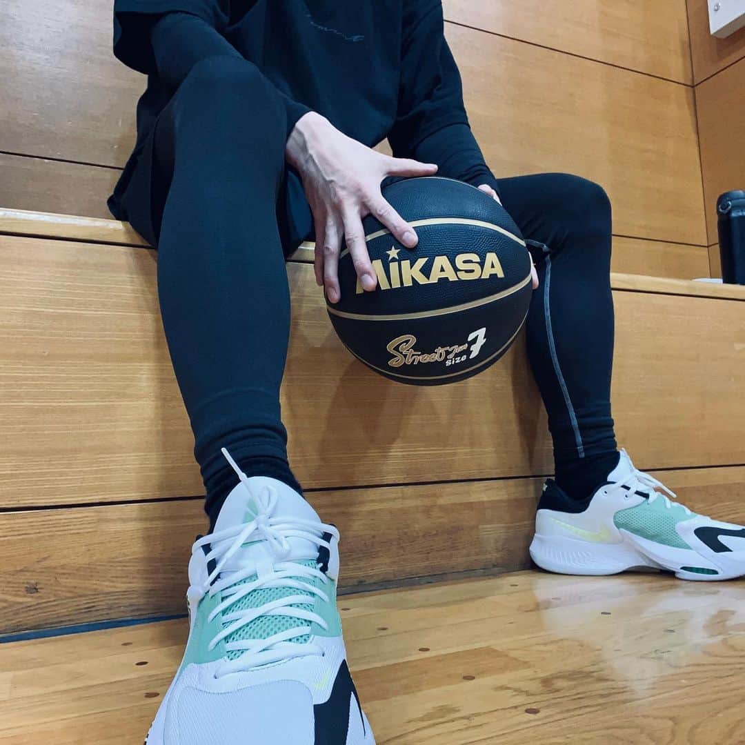 高井淳のインスタグラム：「昨日は、HIZUMIくんと、ゆうやくんと シュート練習しに体育館行ってきました☺︎ 良い気分転換。  #nike  #バスケ #basketball」
