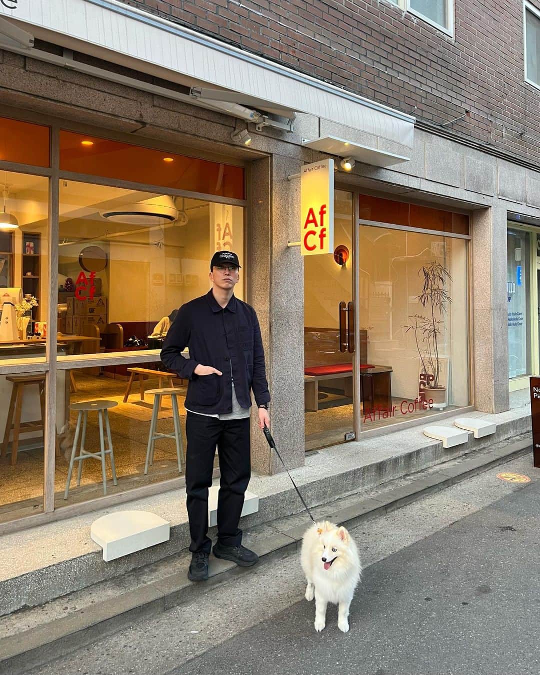 ト・サンウのインスタグラム：「단짝이랑 🦮☕️」