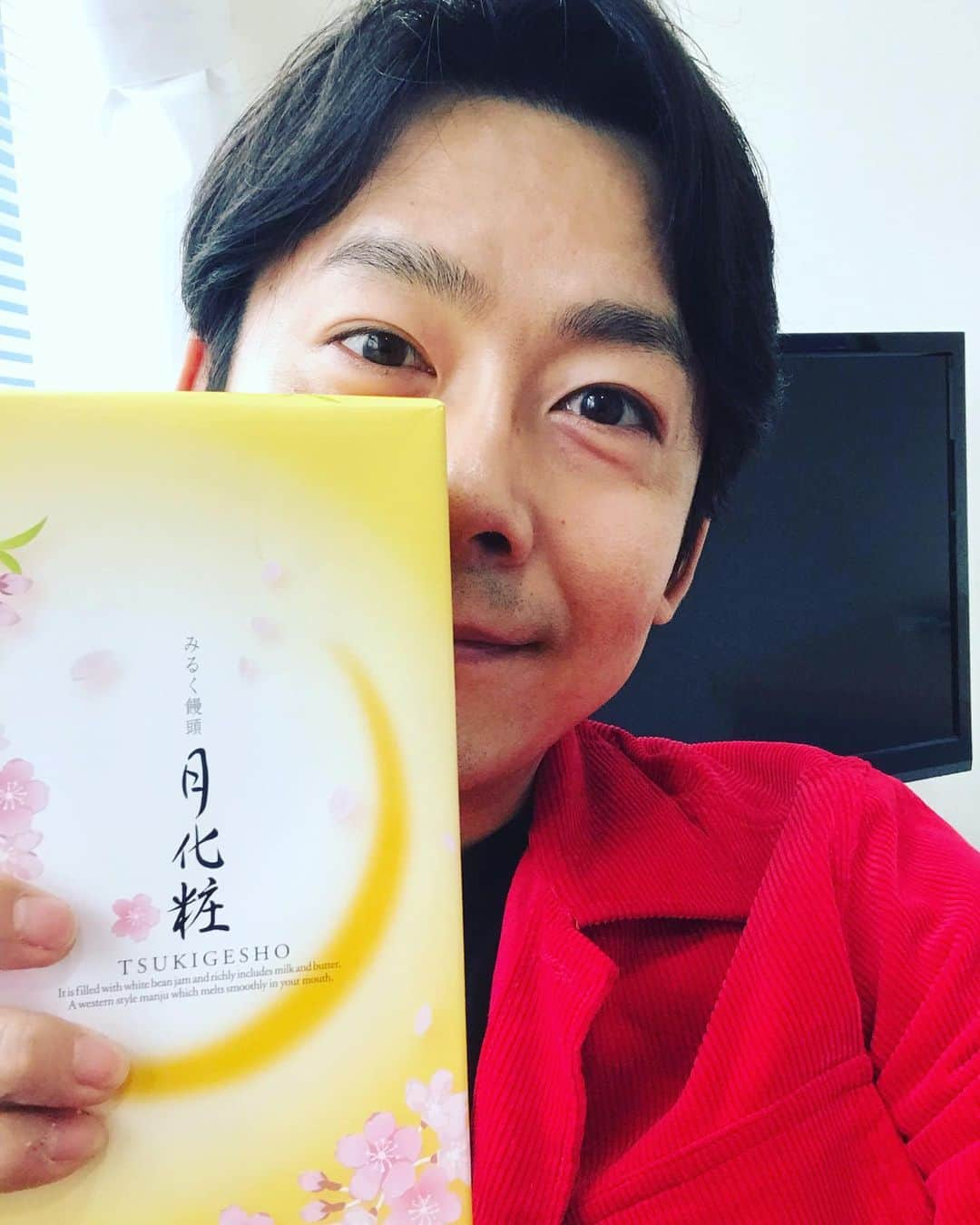 菅広文さんのインスタグラム写真 - (菅広文Instagram)「月化粧をいただきました！ #月化粧  #ありがとうございます  #月化粧のCMに合うと思うので、よろしくお願いします。 #月化粧のかぶりもの似合う自信あり #宇治原なし」3月24日 11時58分 - sugahirohumi