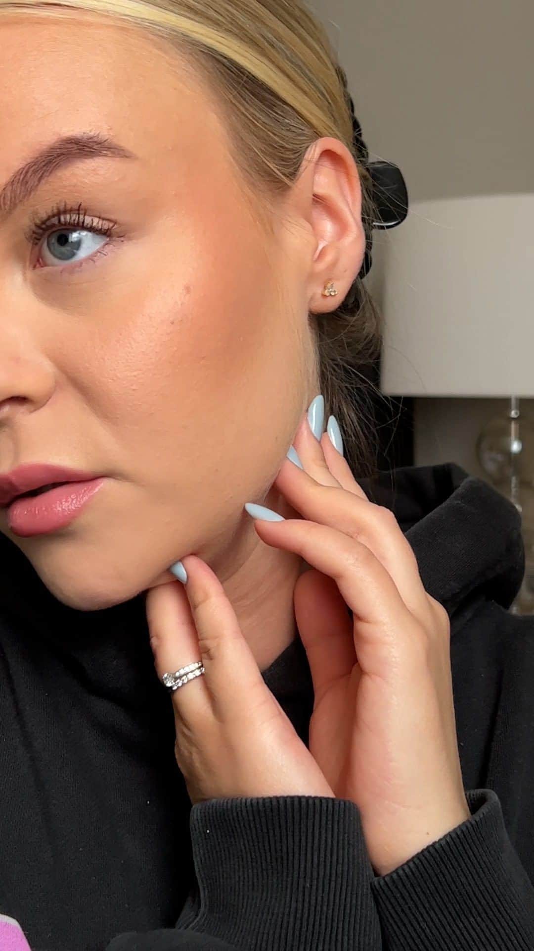 Dagi Beeのインスタグラム：「#Anzeige | Gewinnspiel ✨   ➡️ Ich habe das Versprechen von @yslbeauty in London auf den Prüfstand gestellt und die 24h Deckkraft der All Hours Foundation getestet: Sightseeing, Regen, Foodmarket – das Ergebnis? Seht selbst! 🫶🏼  ✨ Wenn auch du Produkte von YSL testen möchtest, kannst du bis zum 30. März 2023 eines von 5 Produkt-Paketen im Warenwert von jeweils 300€ gewinnen. ✨  🎉 Wie du am Gewinnspiel teilnehmen kannst? ➡️ Kommentiere deine drei meist genutzten Emojis!  ✨ Die vollständigen Teilnahmebedingungen findest du unter: https://www.keinhype.de/tnb-ysl oder direkt über den Link in meiner Bio.  Viel Glück 🍀🤞!  #allhours #yslbeauty #makeup」