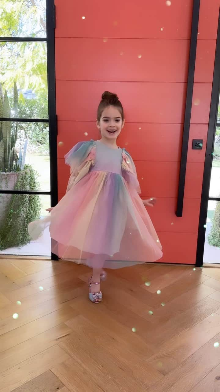 ジャッキー・セイデンのインスタグラム：「It’s the hand out of the end for me 🤣. She loves this new @lolaandtheboys dress!   #daughterlove #ifiwereaprincess👸 #ifiwereaprincess #princesspearl #princess」