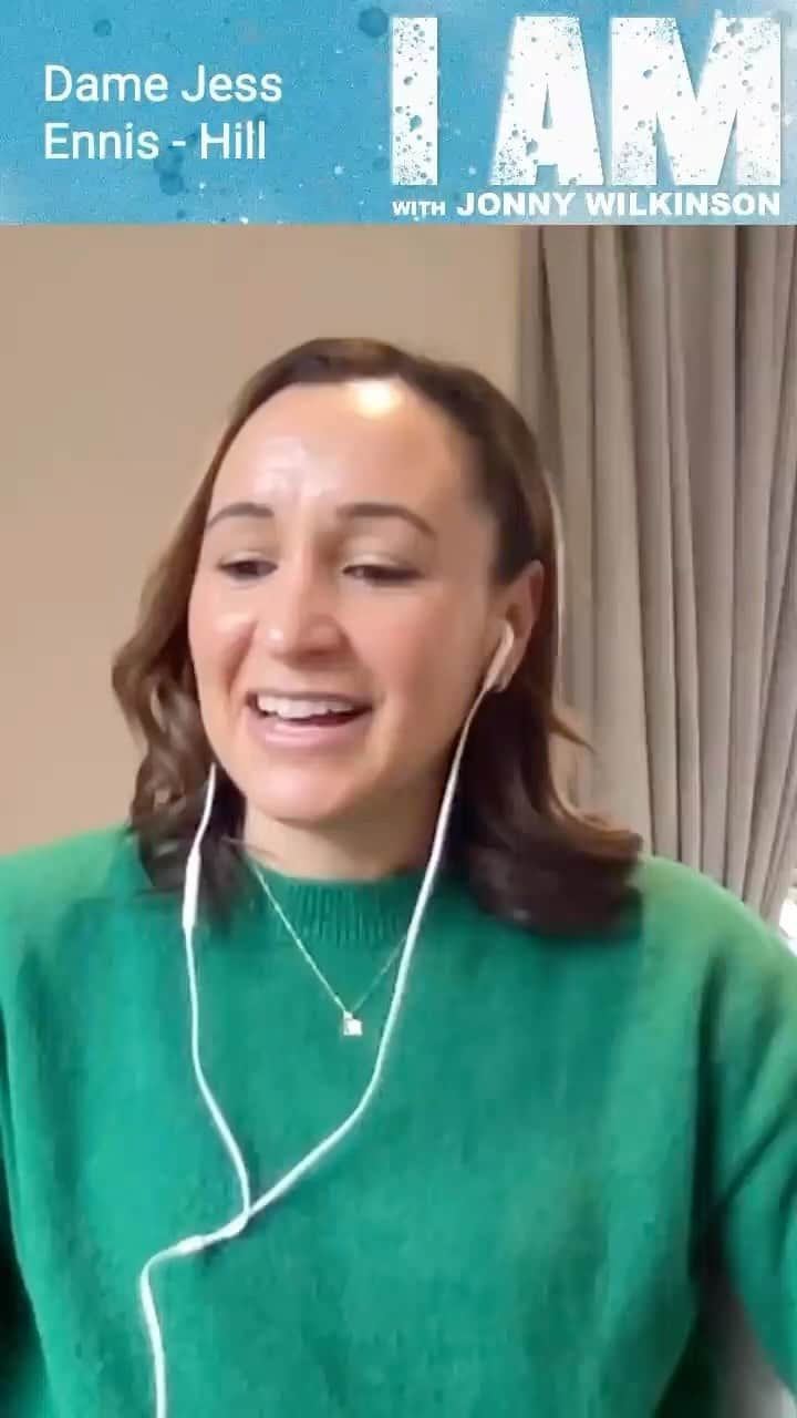 ジェシカ・エニス＝ヒルのインスタグラム：「Welcome to the I am podcast where we explore performance and potential and get very excited about peace, trust, and relaxation. Our guest this week is none other than Dam Jessica Ennis Hill, the well-known track and field star is on hand to help us this week. Her Super Saturday gold medal-winning show stopper during the 2012 London Olympics will live on in the minds of those present for that unique and amazing occasion and for those who watched at home as well. I feel privileged that she allowed me access to so much of the stuff we don’t know about; the human being, the upbringing, the mindset, the challenges and the amazing future that lies ahead for her too.   Some people she says are driven by winning and some are motivated by not losing. Jessica Ennis Hill was always fixed on what she wanted. I myself have heavily fluctuated between the two, in all honesty, probably spending far more time using failure and worst-case scenarios as the fuel for my performances.  Fear and anger and desperation are certainly powerful energies. When we are in these kinds of states we definitely do not sit around doing nothing. We get stuff done. As a short-term survival tool, it is hugely necessary. As a performance tool though when it is our dreams on the line and not our existence they can be extremely limiting and terribly destructive. I know all about this firsthand.  Don’t miss, don’t mess up, don’t choke, don’t let them get to you, don’t make a fool of yourself, and don’t let yourself or others down. It is suffocating and so uninspiring.   In pure survival mode, everything is a threat so we go on high alert. When it seems like our worlds are on fire, what else can we do but fight, run or hide?   We turn our back on possibility. Creativity, joy, love, connection, and anything subtle and feel-based are shut off.  Listen to the full episode today. Hit the link in my bio.」