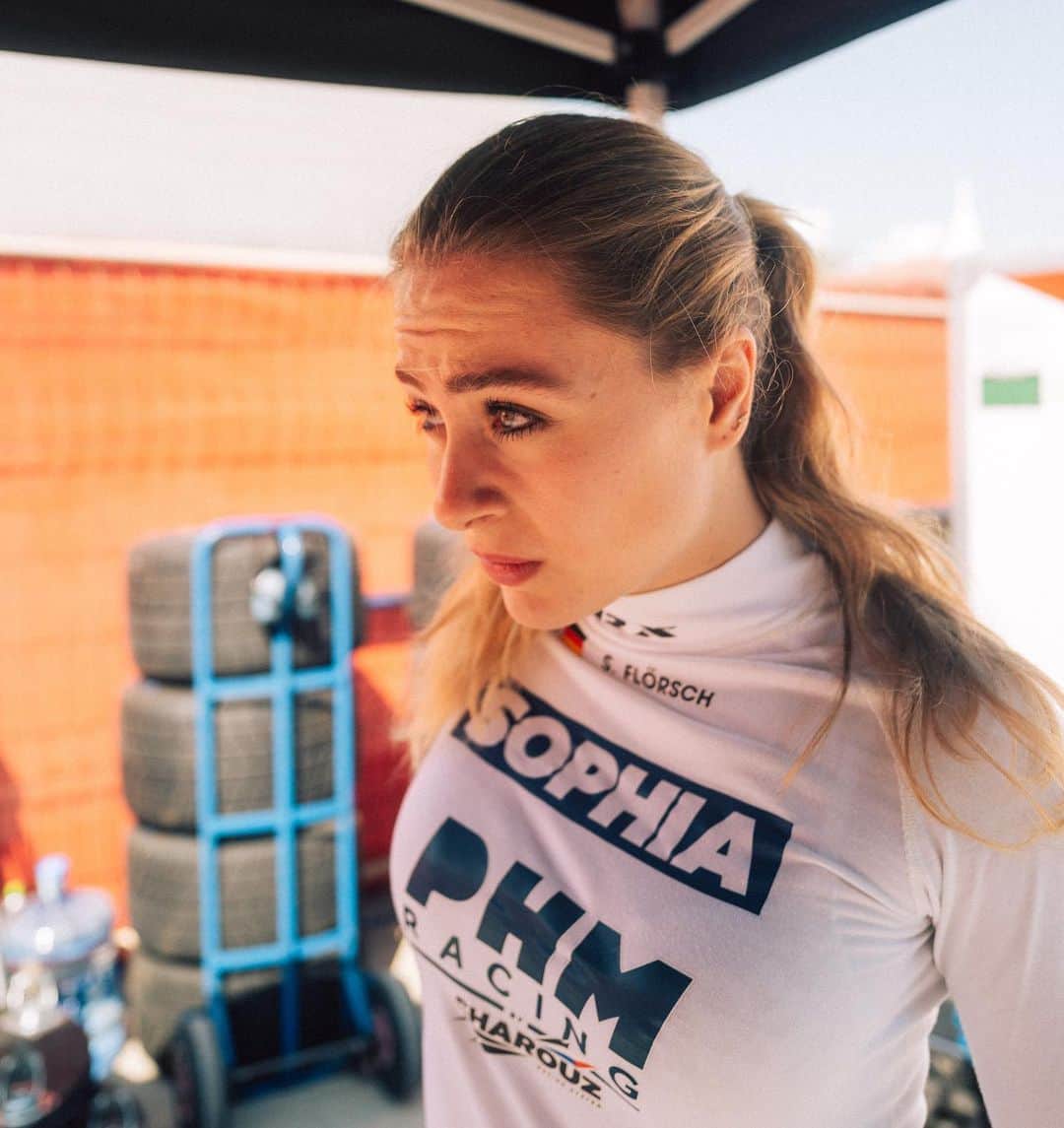 のインスタグラム：「When you’re about to fly to Australia 🇦🇺 in the next couple of days expecting to have good weather ☀️ but look into the weather forecast which says rain 🌧️😂 // 📸 x @janbeyer // #sophia #sophia99 #changeagent #racegirl #racing #motorsport #f3 #soptimism #unscripted」