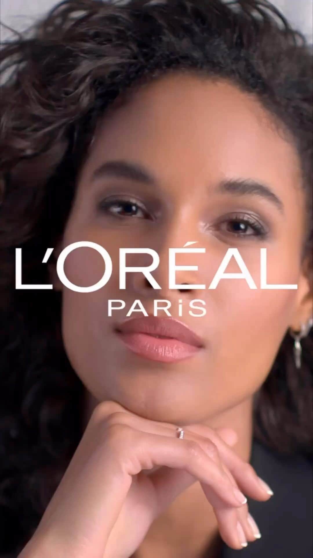 シンディ・ブルーナのインスタグラム：「Celebrating my curls took me years but guess what ?!  I know now that… I’m worth it 🥹❤️ @lorealparis」