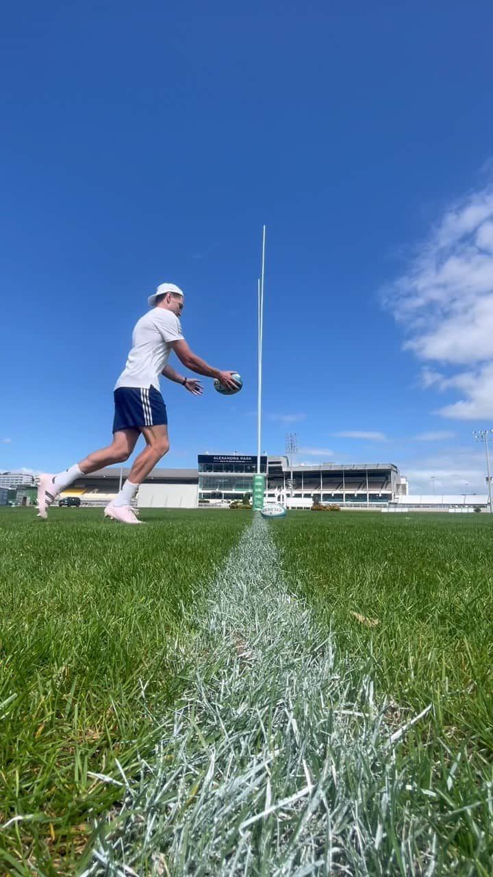 ボーデン・バリットのインスタグラム：「COMPETITION TIME! Win a signed pair of my new adi boots and some used ‘BB’ AB/Blues kit  HOW TO WIN: Beat me by kicking 3 consecutive kicks through the post from the TRY LINE & 15m LINE (bending the ball both ways) 🎯  SHARE + TAG me in your videos and you’ll go in the draw to win 🫱🏽‍🫲🏼」