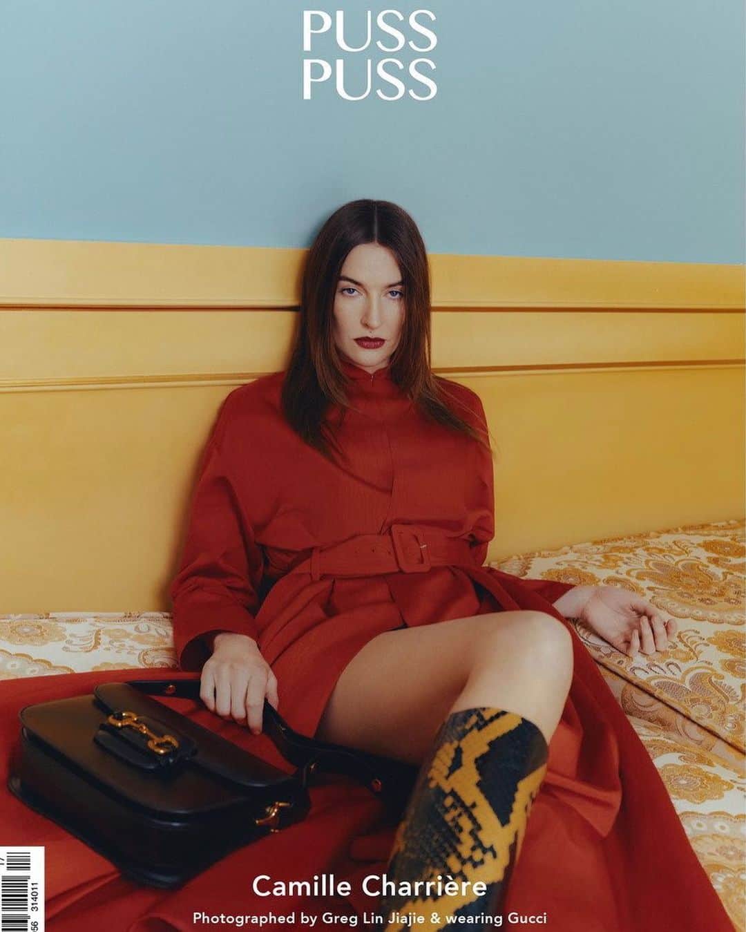 Camille Charriereのインスタグラム：「mother/daughter coverstory for our favorite @pusspussmag 🙀🙀🙀🙀🙀 ravioli turns one tomo i couldn’t have manifested better if i tried.  swipe for reluctant offspring 🥺 she’s a @gucci girlie now 🐈‍⬛😽🍓  @pusspussmag issue 17  Photographer: @greglinjiajie Stylist: @seonwoohwan_  Creative director: @maria_joudina Fashion: @gucci Makeup: @machiko_yano Hair: @moemukai23  Interview: @isabelletruman」