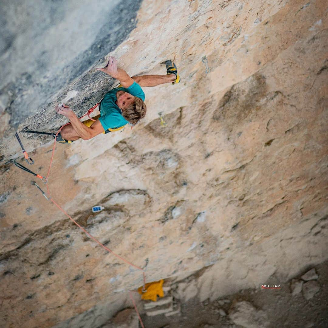 ヨルグ・バーホーベンのインスタグラム：「Climbing Life 🔥 Sunny days at the crag, trying my projects, hanging out with the Oliana crew, cleaning and rebolting, planting green stuff, complaining about conditions, being injured and feeling like a potato, but... having the best time.  I drastically changed my life to be here, and I don't regret a thing.  It's crazy how simple life can be so satisfying...  📸 @williclimb  @marmot_mountain_europe #andPlay」