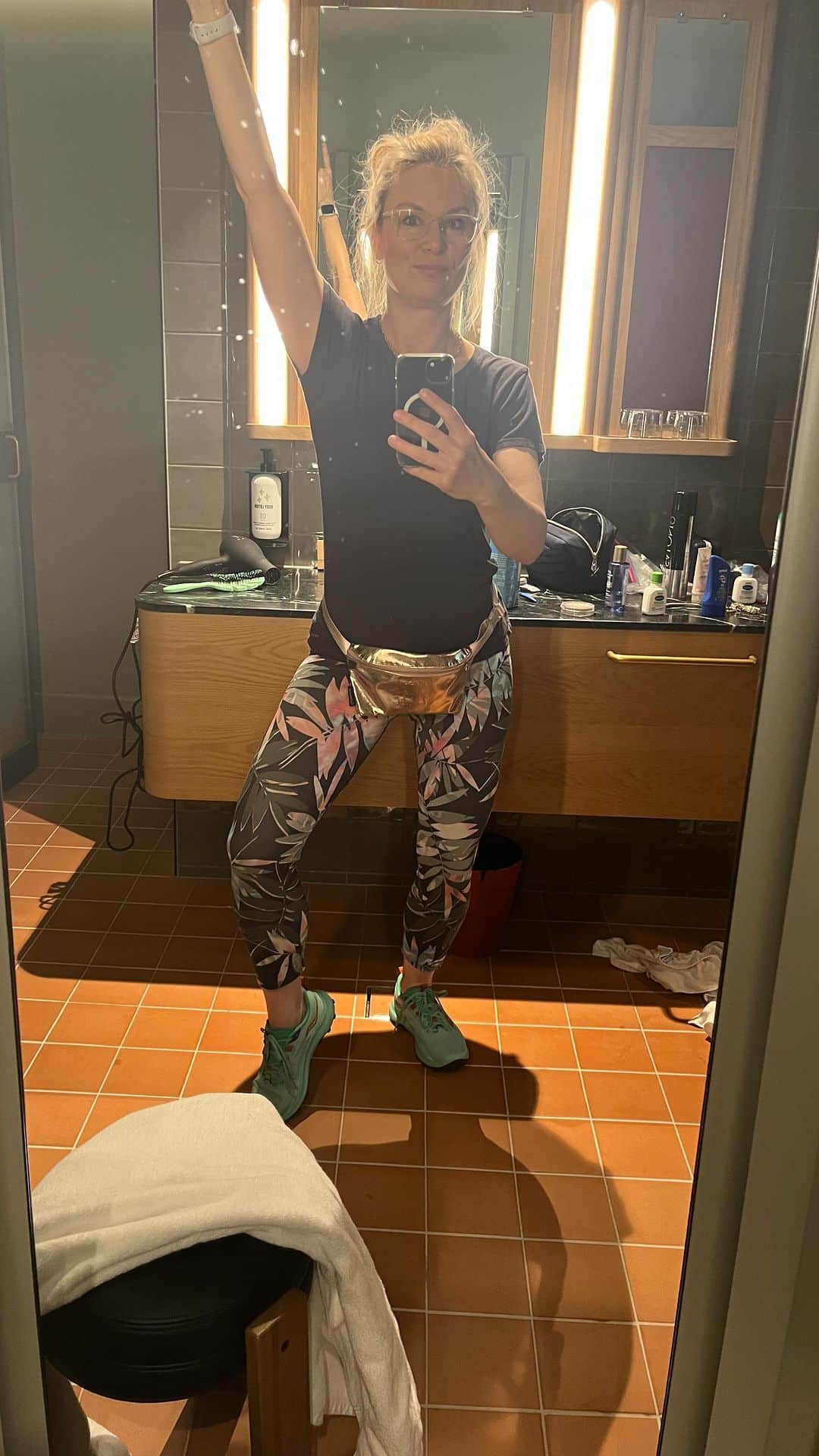 メアリー・リン・ライスカブのインスタグラム：「Atlanta Punchline this weekend I’m here to announce. I have gotten out of bed . Let’s see if I make it to the show tonight. Yes I have cold leftover hotel coffee and my Wonder Woman hat that I got from Six Flags don’t be jealous」