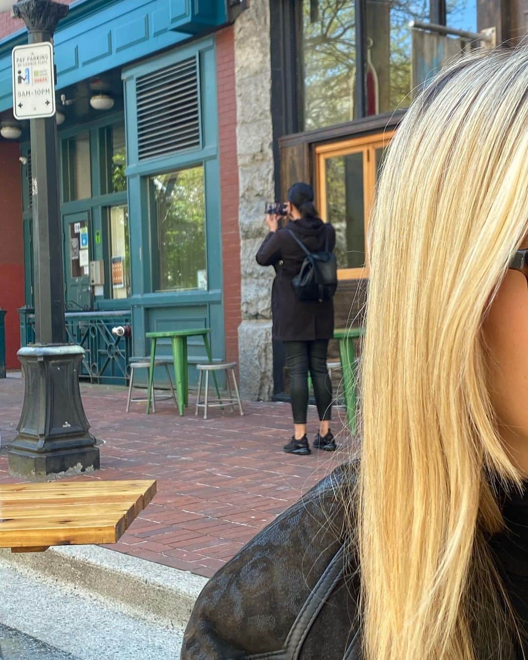 コール・スプラウスのインスタグラム：「More interesting than “cole sits on picnic table throating sandwich long shot” is “cole sits on picnic table throating sandwich selfie”. And thus, the over the shoulder duel doth commence.   With half the duelist’s face looming godlike on part of the frame (the most flattering angle for a YouTube thumbnail), this shot revolves around placing me in deep background inconspicuously. Out of the many dueling postures, I believe this one to be the most bold. Not a care in the world from the duelist. No etiquette, no regard for others, just the raw euphoria of a chance encounter captured on a busted iPhone camera. A pretentious child star safari, and I, the elephant that never forgets.   #cameraduels #bukkakelunchtimeatthepicnicgrounds #sheaskedpolitelyforaphotoafterwards #andisaidyes #imnomonsterjustahookerclown #honkhonk」