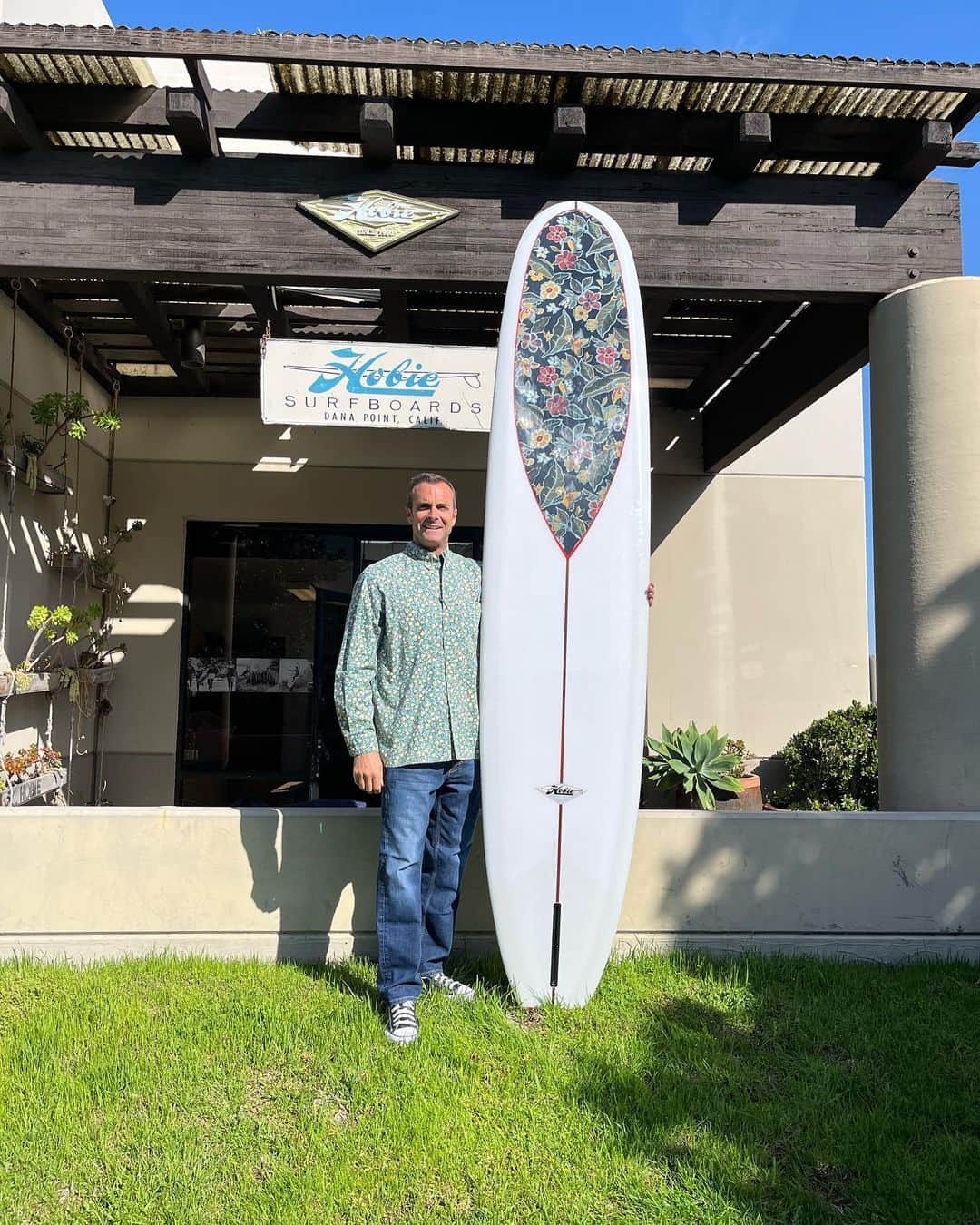 レインスプーナーのインスタグラム：「Awesome photos from our friend @ambassador_jim of his new @hobiesurfboards longboard featuring a Spooner Kloth inlay. Amazing craftsmanship by shaper @davenport_surfboards and glassing by @pureglassinc. Swipe through to watch the magic come to life. See you at San O soon Jim!」