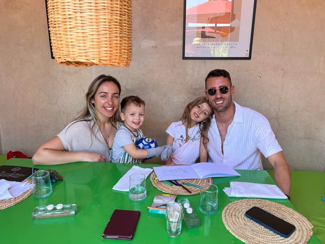 イヴォ・ピントのインスタグラム：「I’m super rich 😍#family」