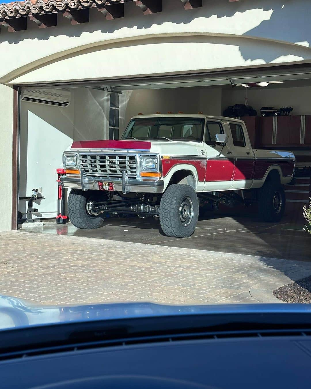 ハウィー・ケンドリックのインスタグラム：「Pepper has become my boys go to for school drop off in the AM. So glad I spent the money on the suspension and brake upgrades. Now we gotta get some AC/Heat in her. @_rpcustomsofarizona_ @mr__shift @keepn_it_classic」