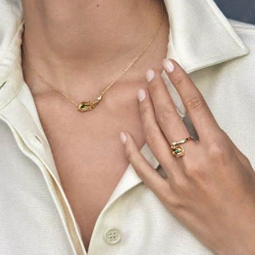 カレライカレラのインスタグラム：「With the Mistral Set, Carrera y Carrera combines elegance and luxury in a contemporary way. The fine craftsmanship of this high jewelry makes this collection truly special.  #carreraycarreraorigen #newcollection #artisticjewelry #artisticjewellery #handcraftedjewelry #craftsmanship #luxury #art #diamondsjewelry #jewels #finejewelry #fashionjewelry #designjewelry #finejewelrydesign」