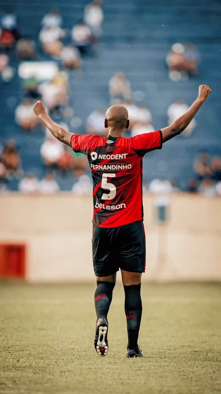 フェルナンジーニョのインスタグラム：「#tbt de bons momentos na cidade onde nasci… VAMOS 🌪️」