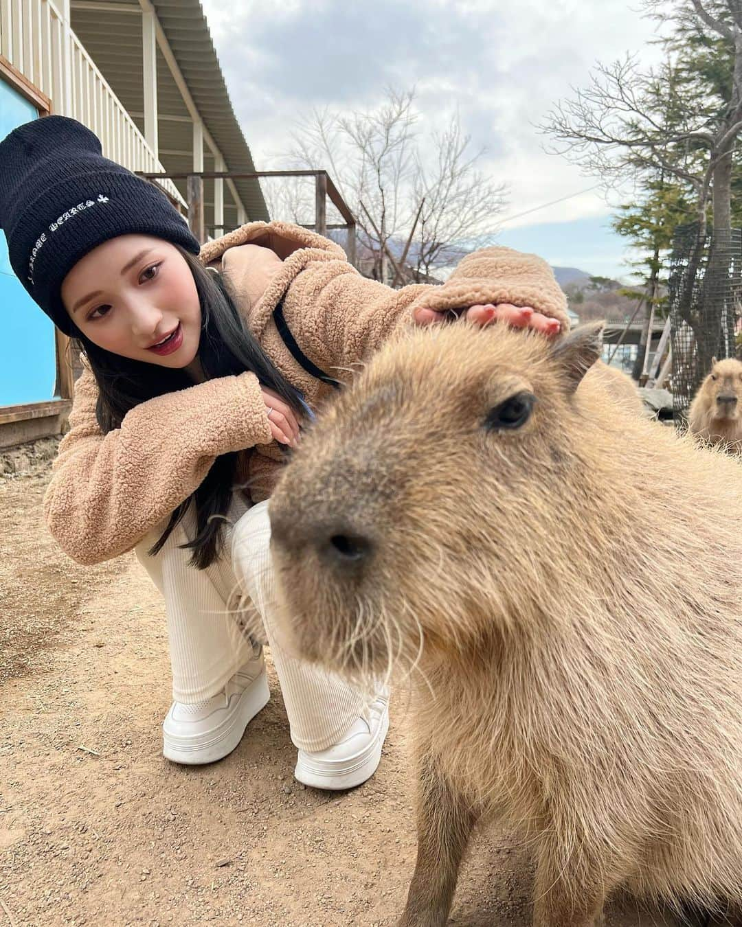 南りほさんのインスタグラム写真 - (南りほInstagram)「カピバラさんとツーショ😍📸🫶🏻」3月24日 12時11分 - minami.riho