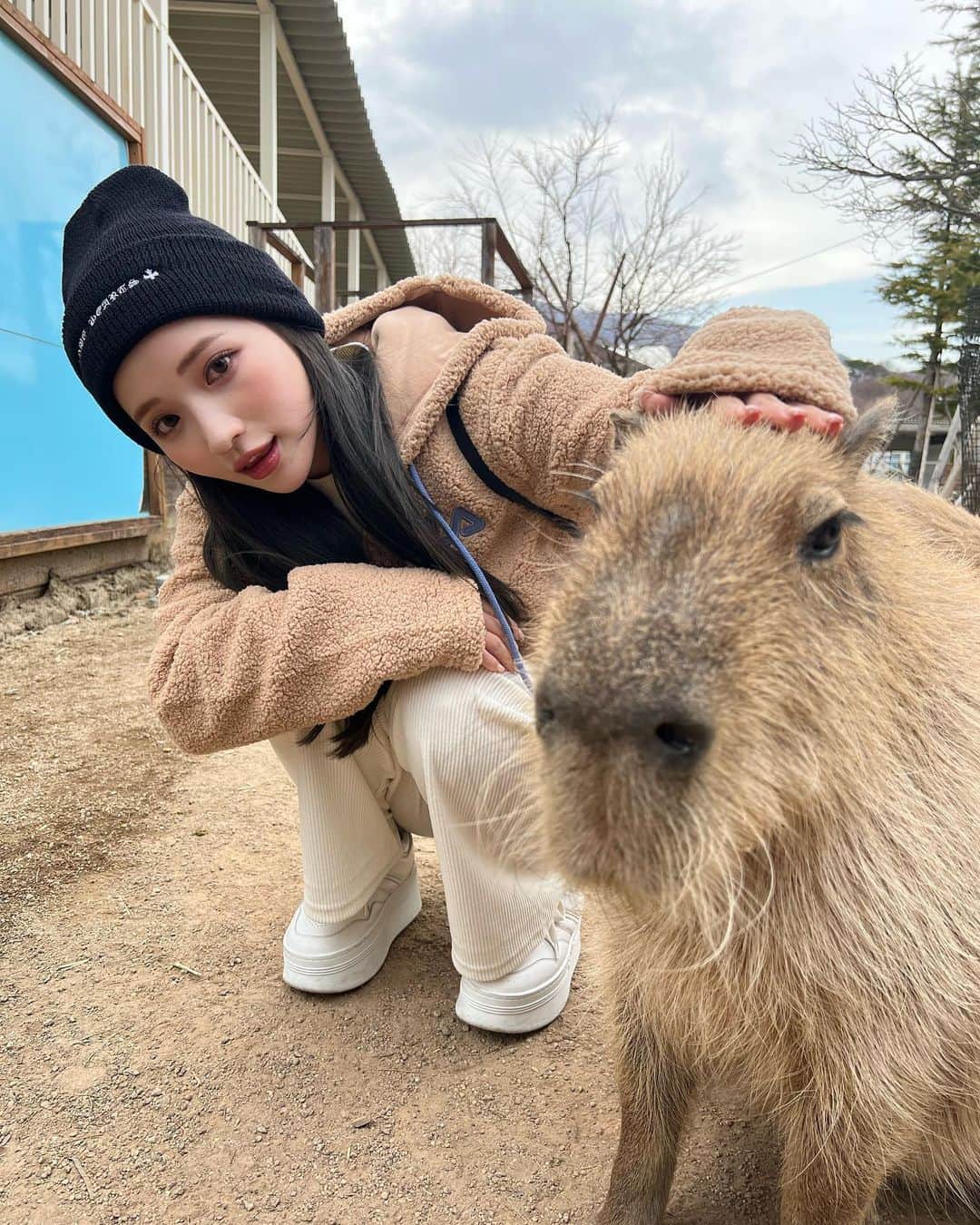 南りほのインスタグラム：「カピバラさんとツーショ😍📸🫶🏻」