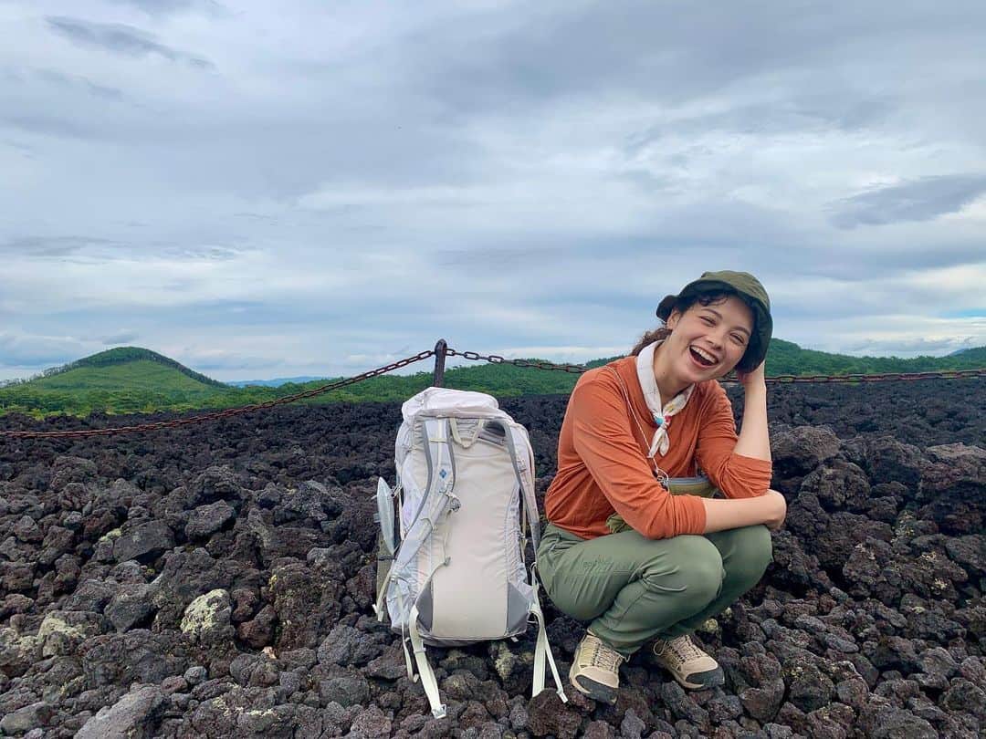仲川希良のインスタグラム：「テントを背負ってシリーズ 宮沢賢治回の再放送があります！ ・ この荒涼とした景色はどこでしょう…… そして賢治さんにどんなインスピレーションを与えたのでしょう ・ 賢治さんの愛したイーハトーブの自然をぜひご一緒に味わいませんか？ ・ ・ ▲▲▲▲▲ テントを背負って　２０２２　賢治のイーハトーブを歩く BSプレミアム 03月25日 午前0:30 ~ 午前1:00 (今夜です！) 宮沢賢治の童話の舞台となった山や森を巡り 理想郷・イーハトーブの風景を見つける旅 ▲▲▲▲▲ ・ ・ 今夜のBSプレミアムは宮沢賢治祭りですね！ 前後も関連番組となってますのでお好きな方はぜひチェックです！ ・ ・ ・ #⛰ #🏕 #登山 #トレッキング #ハイキング #山旅 #アウトドア #テント泊 #テントを背負って #岩手 #宮沢賢治 #イーハトーブ」