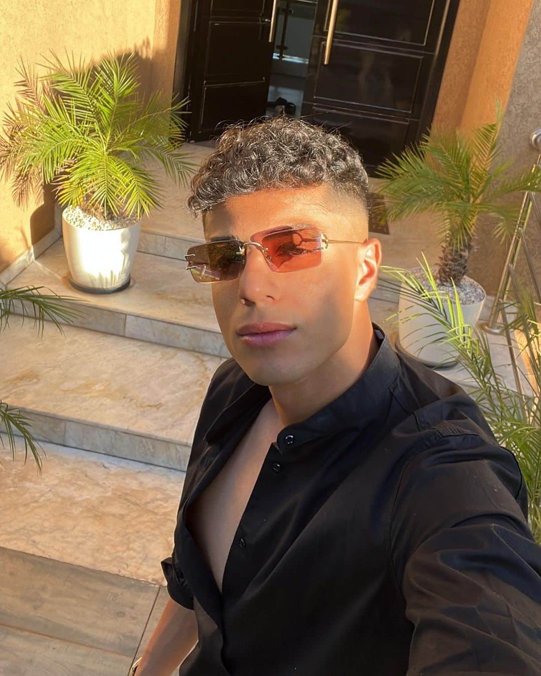 アキム・マストゥールのインスタグラム：「🔋🔌」
