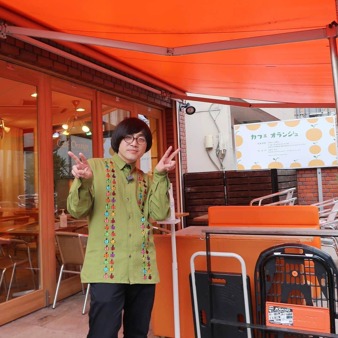 松原タニシさんのインスタグラム写真 - (松原タニシInstagram)「今週は松原タニシウィーク☕️  テレビ大阪「片っ端から喫茶店」で 長居公園にある「カフェオランジュ」さんにおじゃましました🇫🇷  明るい店内が素敵なお店、気さくなマスターがお迎えしてくれました♬ 生クリームを入れていただくオーガニックコーヒーと自慢の手作りの煮込みハンバーグがとっても美味しかったです😋☕︎🍴  オランジュさんにちなんでオレンジの器の不思議な話をしています🍊  YouTube版からもご覧いただけます❣️ https://youtu.be/aJVv177_8a8  #長居公園 #オーガニックコーヒー #煮込みハンバーグランチ #片っ端から喫茶店」3月24日 6時59分 - tanishi_m