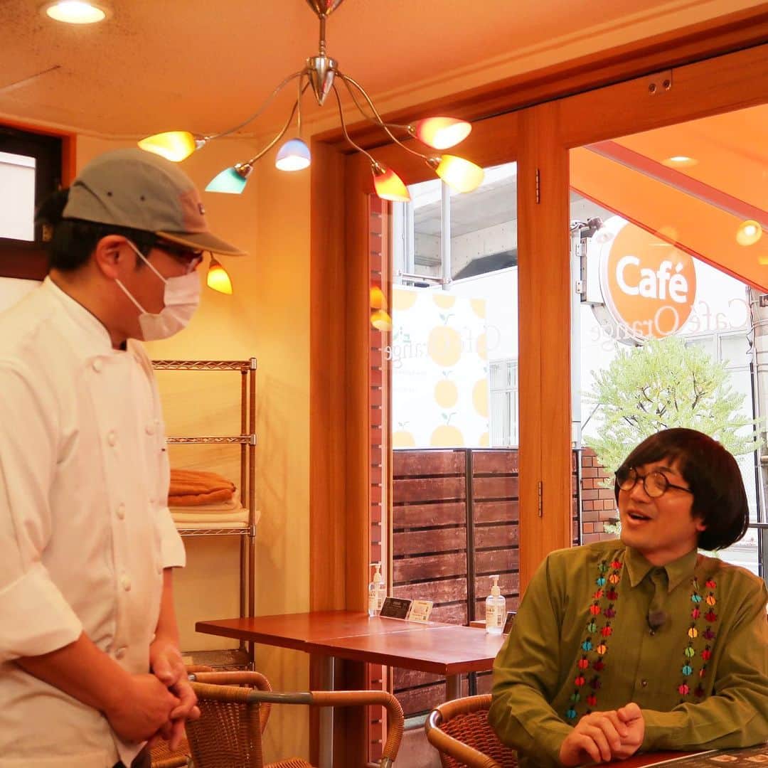 松原タニシさんのインスタグラム写真 - (松原タニシInstagram)「今週は松原タニシウィーク☕️  テレビ大阪「片っ端から喫茶店」で 長居公園にある「カフェオランジュ」さんにおじゃましました🇫🇷  明るい店内が素敵なお店、気さくなマスターがお迎えしてくれました♬ 生クリームを入れていただくオーガニックコーヒーと自慢の手作りの煮込みハンバーグがとっても美味しかったです😋☕︎🍴  オランジュさんにちなんでオレンジの器の不思議な話をしています🍊  YouTube版からもご覧いただけます❣️ https://youtu.be/aJVv177_8a8  #長居公園 #オーガニックコーヒー #煮込みハンバーグランチ #片っ端から喫茶店」3月24日 6時59分 - tanishi_m