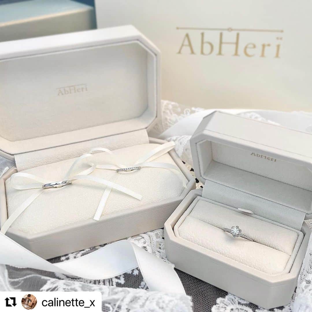 AbHerї〈アベリ〉さんのインスタグラム写真 - (AbHerї〈アベリ〉Instagram)「【エターナルローズ】 お花が好きな @calinette_x さま。ご婚約指輪にアベリの“Eternal Rose(エターナルローズ)”のリングをお選びくださいました。ご結婚指輪はシルエットを揃え、メンズはシンプルなツヤ仕上げ、レディースはダイヤモンドエタニティタイプの組み合わせも素敵です。 　 　 　 @calinette_x さま ＝＝＝＝＝＝＝＝＝＝＝＝＝＝  2023.2.1. 入籍しました🕊  ＝＝＝＝＝＝＝＝＝＝＝＝＝＝ ご結婚おめでとうございます。 そして、ご婚約指輪とご結婚指輪に アベリをお選びくださいまして 誠にありがとうございます。 どちらもひとつひとつ丁寧に刻まれたミルグレインが とても繊細で美しいリングですよね。 どうぞ末永くご愛用いただけますと幸いです。 　　 　　 　　 ＜Eternal Rose＞ ご紹介いただいたのは、古くから愛と美の象徴とされる薔薇の花をイメージしたエンゲージリング“Eternal Rose”。永遠の愛を象徴するエタニティタイプのアームに、薔薇のモチーフをあしらっています。センターにはダイヤモンドが瑞々しく輝き、花びらとリングのアームにも、朝露を散りばめたようにダイヤモンドが煌めきます。  ■“Eternal Rose” Diamond Ring Design №：857ARO Details：PT, Diamond 　 ■Marriage Ring Design №：700A Details：PT  ■Marriage Rings Design №：1103A Details：PT, Diamond 　 　 　 アベリでは「Customer Reviews」としてお客様の投稿をご紹介させていただいております。ぜひご愛用のアベリのジュエリーやコーディネートを #abheri #アベリ を付けてご投稿ください。 ▶ハイライト下の「📖まとめ」よりご覧いただけます。 　 　 ▶アベリオフィシャルサイト・オンラインショップは @abheri_official のリンク先abheri.comよりご覧いただけます。 　　 　　 　 #abheri #abherï #アベリ #アベリブライダル #ダイヤモンドジュエリー #ブライダルリング #ダイヤモンドリング #エンゲージ #エンゲージリング #エンゲージリング探し #エンゲージリング選び #マリッジリング #マリッジリング探し #マリッジリング選び #婚約指輪 #婚約指輪探し #婚約指輪選び #結婚指輪 #結婚指輪探し #結婚指輪選び #指輪探し #指輪選び #ウェディング #ウエディング #ローズリング #jewelry #diamondring #engagementring #weddingring」3月24日 7時00分 - abheri_official