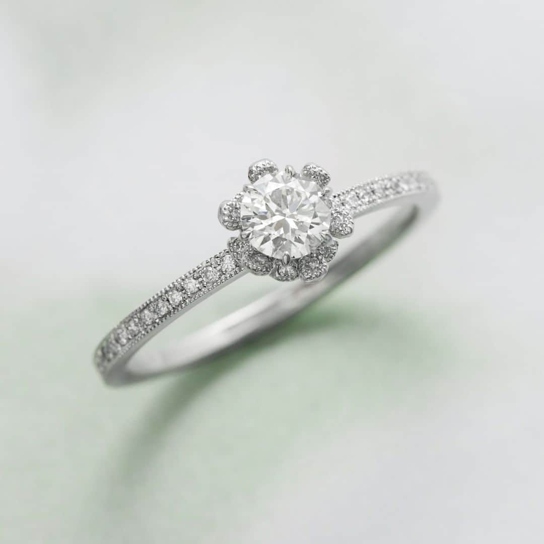 AbHerї〈アベリ〉さんのインスタグラム写真 - (AbHerї〈アベリ〉Instagram)「【エターナルローズ】 お花が好きな @calinette_x さま。ご婚約指輪にアベリの“Eternal Rose(エターナルローズ)”のリングをお選びくださいました。ご結婚指輪はシルエットを揃え、メンズはシンプルなツヤ仕上げ、レディースはダイヤモンドエタニティタイプの組み合わせも素敵です。 　 　 　 @calinette_x さま ＝＝＝＝＝＝＝＝＝＝＝＝＝＝  2023.2.1. 入籍しました🕊  ＝＝＝＝＝＝＝＝＝＝＝＝＝＝ ご結婚おめでとうございます。 そして、ご婚約指輪とご結婚指輪に アベリをお選びくださいまして 誠にありがとうございます。 どちらもひとつひとつ丁寧に刻まれたミルグレインが とても繊細で美しいリングですよね。 どうぞ末永くご愛用いただけますと幸いです。 　　 　　 　　 ＜Eternal Rose＞ ご紹介いただいたのは、古くから愛と美の象徴とされる薔薇の花をイメージしたエンゲージリング“Eternal Rose”。永遠の愛を象徴するエタニティタイプのアームに、薔薇のモチーフをあしらっています。センターにはダイヤモンドが瑞々しく輝き、花びらとリングのアームにも、朝露を散りばめたようにダイヤモンドが煌めきます。  ■“Eternal Rose” Diamond Ring Design №：857ARO Details：PT, Diamond 　 ■Marriage Ring Design №：700A Details：PT  ■Marriage Rings Design №：1103A Details：PT, Diamond 　 　 　 アベリでは「Customer Reviews」としてお客様の投稿をご紹介させていただいております。ぜひご愛用のアベリのジュエリーやコーディネートを #abheri #アベリ を付けてご投稿ください。 ▶ハイライト下の「📖まとめ」よりご覧いただけます。 　 　 ▶アベリオフィシャルサイト・オンラインショップは @abheri_official のリンク先abheri.comよりご覧いただけます。 　　 　　 　 #abheri #abherï #アベリ #アベリブライダル #ダイヤモンドジュエリー #ブライダルリング #ダイヤモンドリング #エンゲージ #エンゲージリング #エンゲージリング探し #エンゲージリング選び #マリッジリング #マリッジリング探し #マリッジリング選び #婚約指輪 #婚約指輪探し #婚約指輪選び #結婚指輪 #結婚指輪探し #結婚指輪選び #指輪探し #指輪選び #ウェディング #ウエディング #ローズリング #jewelry #diamondring #engagementring #weddingring」3月24日 7時00分 - abheri_official