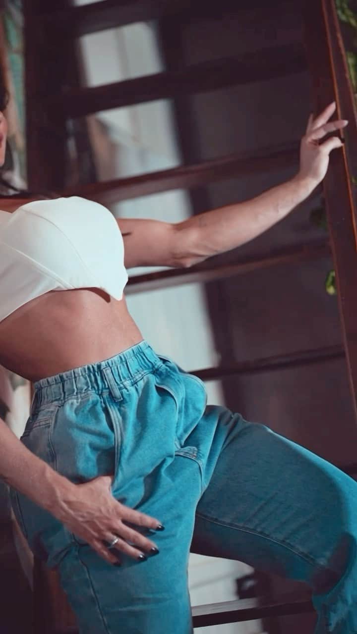 Juliana Salimeniのインスタグラム：「O que que eu faço da vida? Sucesso né mores😂  Passando pra dar um close na sua timeline 💜」