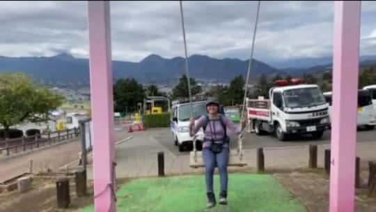 桜花のインスタグラム：「おはようございマウンテン🗻🍀 本日もナイスな１日にいたしましょ✨  先日訪れた松田山ハーブガーデン🌷 西平畑公園🍀(このあと松田山へ)  こちらのブランコは『スカイスウィング』という名前らしいです🌷風をきってナイスな乗り心地でした🌷 #松田山ハーブガーデン #西平畑公園 #松田山  #神奈川県 #ブランコ  #山登り」