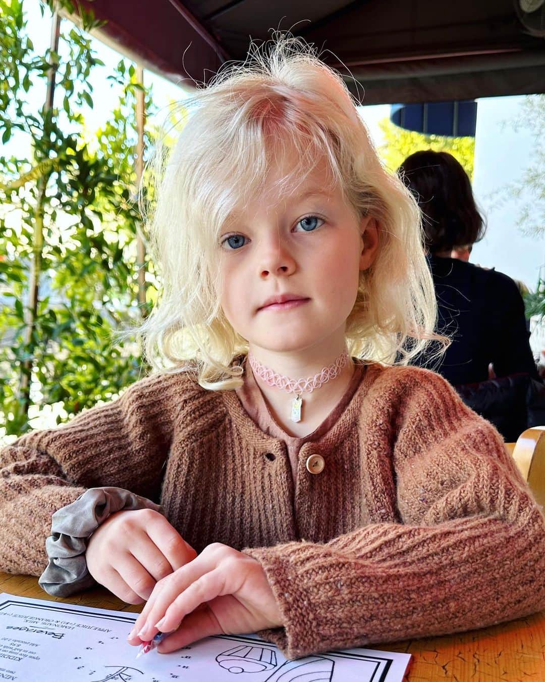 ジェームズ・ヴァン・ダー・ビークのインスタグラム：「7 years old today. “How is she real?” is the question most often asked about you.  And while none of us can figure it out… boy, are we glad you’re here.  I wish I could take credit for your deep soulfulness, your organization skills, your tenacity, or your kind, loving heart… but I feel like you came in with all of that.  Something that gets reiterated every time you look me in the eye and give me sage advice so far beyond your years it’s humbling on galactic scale.   Your laughter heals.  Your heart dismantles dismay.  And the way you sing, and dance, and play reminds me of what life is really about.  I don’t know how it could get better than you at six… but I’m looking forward to finding out.  Love you with all my heart, kiddo.」