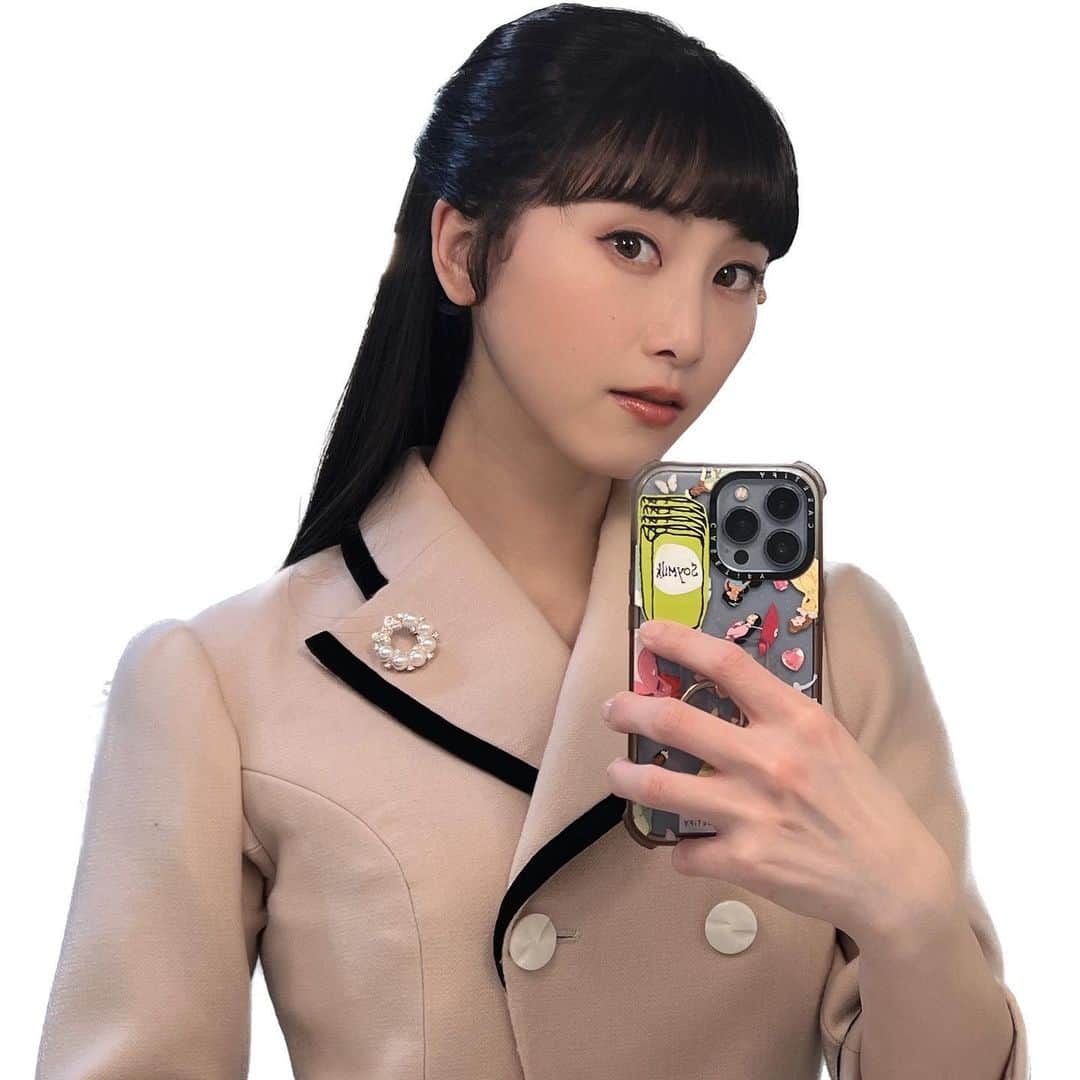 松井玲奈のインスタグラム：「『ミナト町純情オセロ』で使用中のコスメ達。 トップの写真はメイク感わかる方がいいのに、ライティングで色味死んでて申し訳ない、、、。  🌸ベース🌸 @addictionbeauty_official  【シルキーバームプライマー】(毛穴消す) @cledepeaubeaute  【ヴォワールコレクチュールn】(トーンアップ下地) 【タンクッションエクラ ナチュレル 】オークル00(艶感ファンデ) @diorbeauty  【スキン フォーエヴァー スキン コレクト コンシーラー】0N(頬周りのアラ消し) LUNA 【ロングラスティングチップコンシーラー】ブライト(鼻筋コンシーラー) 【ロングラスティングコレクター】ミントグリーン(頬の赤み消し) @chacott_cosme  【フィニッシングパウダー】クリアー(汗をおさえてくれる)  🍓アイメイク🍓 @canmaketokyo  【シルキースフレアイズ】02(廃盤😭)(左下右上をミックスして二重幅に) 【シルキースフレアイズ　マットタイプ】M03(廃盤😭)(右上をアイホール) @bobbibrownjapan  【アイシャドウ】エスプレッソ(多分廃盤😭)(眉毛とアイラインのぼかし) @kate.tokyo.official_jp  【ザ　アイカラー】063 モーヴベージュ(涙袋の影)  ✨ハイライト＆チーク✨ @cledepeaubeaute  【ル・レオスールデクラ】21(鼻筋、目頭ハイライト) @cezannecosmetics  【パールグロウニュアンサー】N2ライラックムード(チークの上をぼかす) @suqqu_official  【メルティング パウダー ブラッシュ】103 撫子染(チーク&フェイスライン)  💄リップ💄 @perfectdiary_japan  【READ ME】#118 アイススカイ(ベースに薄く) @kate.tokyo.official_jp  【リップモンスター】13 3:00AMの微酔(メインリップ) @diorbeauty  【アディクト リップ マキシマイザー】009 インテンス ローズウッド(艶出し)」