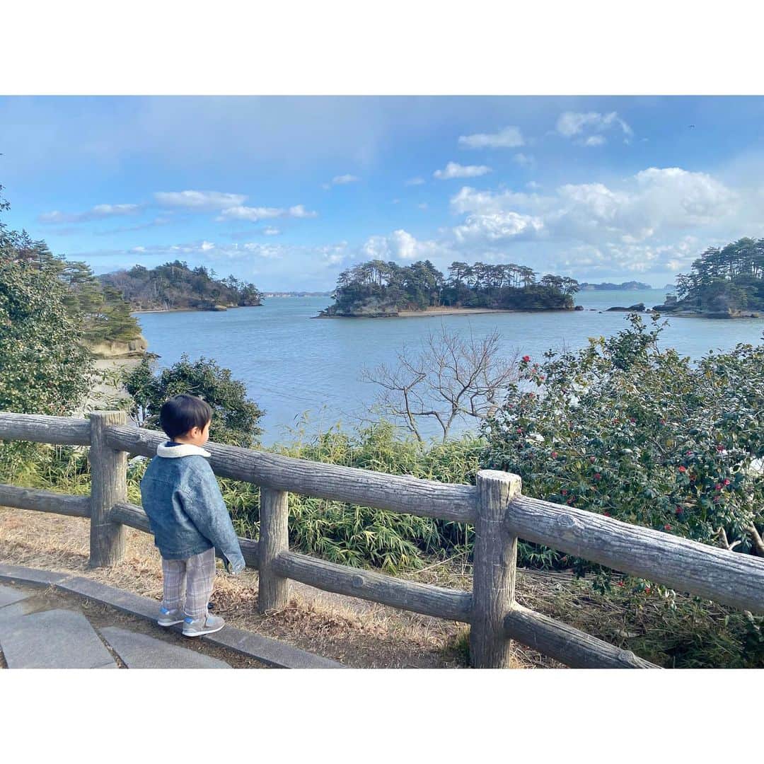 鬼頭由芽さんのインスタグラム写真 - (鬼頭由芽Instagram)「・ 松島の写真またUPしたいなーと 思ってたら もう二週間以上経っててびっくり😌！  松島の観光船に乗ったり 有名な長い赤い福浦橋を渡って 離島散策したりした時の写真たち。  徒歩圏内で船着場と名所と散策できる離島、 さらにかまぼこ焼き体験や イートインの魚市場など全て揃っていて 子連れにも優しい観光地でした🥺  離島散策は2歳児大興奮。 ラスト二枚は強風の中思いっきり駆け出し 真顔で「ちょ、待て」となる母と 転んで顔打って泣いてる2歳に やれやれとなっている母の リアル育児写真です。  息子は観光船で 「右手をご覧ください」 「左手をご覧ください」と言われるたびに 「これ…のことですか…？」という感じで 自信なさげに自分の手を眺めていた。  帰りもこまちはやぶさの連結（行きはこまち、帰りははやぶさ）に乗って 2歳の鉄分摂取も無事完了した 充実の一泊二日でした😇✨」3月24日 7時44分 - xxyumeyumexx