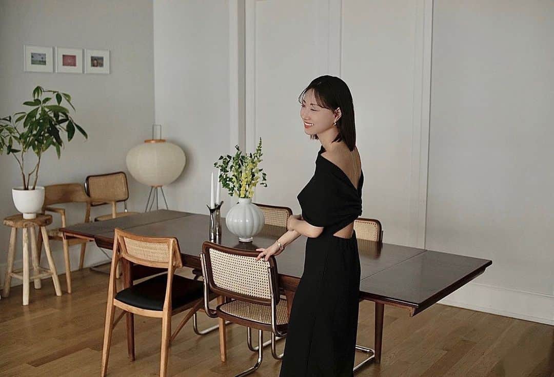 大塚良子のインスタグラム：「待ち焦がれていたダイニングテーブルが届きました。理想を追い求めるほどしっかり価格も高くなるテーブル。せっかく良いものを買うならこの先、何年、何十年と価値あるものを探したいと思い既成のものからヴィンテージへ方向転換。  3ヶ月悩んだ末に決めたのはエリザベスチェアでも名高い Ib Kofod-Larsen（イヴ・コフォード・ラーセン）の Danish Mid Century Modern Dining Table  サイン入り、1960年代のもの  Kofod-Larsen作品はどれも余計な装飾を加えず ローズウッドの美しい杢目とデザインを活かしたものが多くミニマルで実用的なうえ硬くて頑丈。最後までHans J. WegnerのAT-303と悩みましたが決め手は木材の種類  乾いた風が合う今の部屋からもう少し湿度を感じる 重みのある部屋にしていきたかったので ローズウッドの青紫がかった深い茶色の木肌 つるんとした質感がイメージにピッタリ  2017年にローズウッド属の木材がワシントン条約の規制対象となったそうでローズウッド材の家具は規制以前に作られたものしか手に入れることは出来ないというのも希少価値があると見込んで、もはや投資的家具の購入です  モダンな花器や小物を合わせることで ヴィンテージならではの良さが一層引き立ち クラシックに偏らない良いバランスの部屋に、  大きな木のある家で暮らすことを夢見て 当分はそんな気分を味わいながら このテーブルを大切にしていきたい。  The dining table that I have been eagerly waiting for has arrived. As I seek more perfection, the price of the table also increases. If I am going to invest in a good one, I want it to be something of value for many years to come.  After 3 months of deliberation, then I finally decided on the Danish Mid Century Modern Dining Table designed by Ib Kofod-Larsen, renowned for his Elizabeth chair. It's a signed piece from the 1960s, and I couldn't be happier with my choice. Kofod-Larsen's works often showcase the beauty of rosewood grain and design without added embellishments, resulting in minimalist and practical pieces.I was also considering the AT-303 by Hans J. Wegner until the very end, but ultimately I was swayed by the size, design and, most importantly, the type of wood used.  I wanted to make my room feel a bit more cozy and humid than it currently is, and I found that the deep blue and black tones of rosewood fit my vision perfectly. The smooth surface of the wood adds to the overall feel I'm going for. Since all rosewood species were added to the list of protected species under the Washington Convention in 2017, furniture made of rosewood timber that was produced before the regulation has become more valuable and sought-after.  If you mix in some modern flower vases and accessories, it can really make the vintage items stand out even more. It's a good way to balance out the room and not make it too oldstyle  I dream of living in a house with a big tree someday, but for now, I cherish this table while imagining that dream.」
