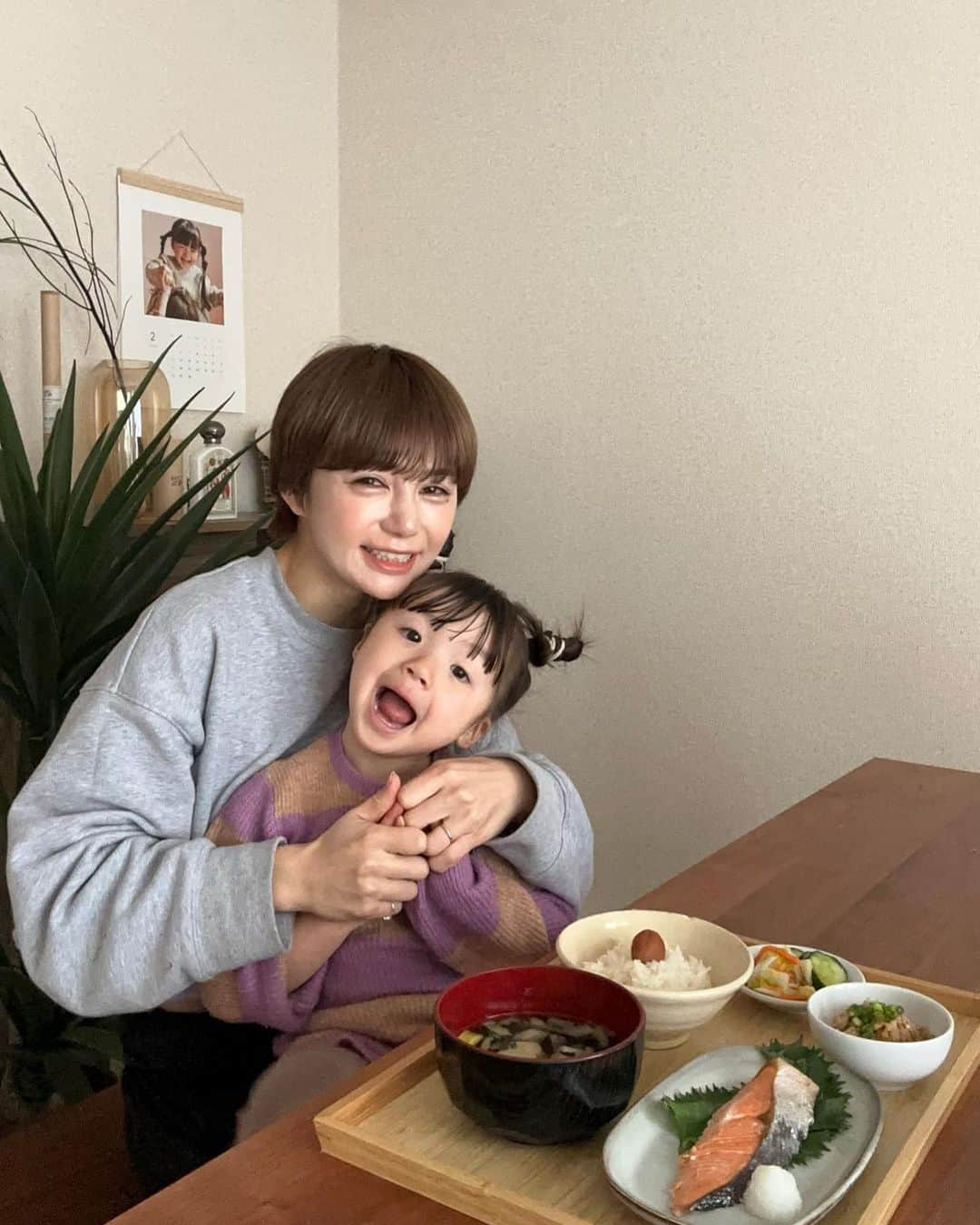 長谷川あやのインスタグラム：「・ 『和』を欲していました🥺🇯🇵!!!  最近外食続きで食生活も少し乱れがち だったので今日は朝からしっかりおうちごはん✨  私は1日の中で1番しっかり食べるのが 朝ごはんなのでこんな日はとても テンションがあがります🫶笑  今日はそれにプラスして最近話題の 【賢者の食卓 ダブルサポート】を✨ @kenja_jp 飲み物にさっと溶かして 味を変えずに食事の糖分・脂肪対策😌 無味無臭の粉末でどんな飲み物にも 溶かせるしスティックタイプなので 持ち運びにも便利です✨  コーヒーや味噌汁にいれたり食事と一緒に 賢者の食卓を取り入れられてとても簡単なので 外食続きで食物繊維が不足しがちな方や 脂肪の多い食事を摂りがちな人にもおすすめです🥺!!  美容健康のため1日の中に 運動を取り入れるようにしているのですが 改めて食事のバランス考えたりする いいきっかけになりました🫶  ---------------------------------------------------------- 賢者の食卓 ダブルサポート（特定保健用食品）  許可表示：本製品は食物繊維(難消化性デキストリン)の働きで、糖分や脂肪の吸収を抑えることにより、食後の血糖値や血中中性脂肪の上昇をおだやかにします。食後の血糖値が気になる方や脂肪の多い食事を摂りがちな方の食生活の改善に役立ちます。  1日の摂取目安量：１食あたり1包を、お飲み物に溶かして食事とともにお召し上がりください。1日3包が目安です。  食生活は、主食、主菜、副菜を基本に、食事のバランスを。 -----------------------------------------------------------  #賢者の食卓#健康管理 #食物繊維 #難消化性デキストリン#糖質#健康対策 #賢者の食卓_PR」
