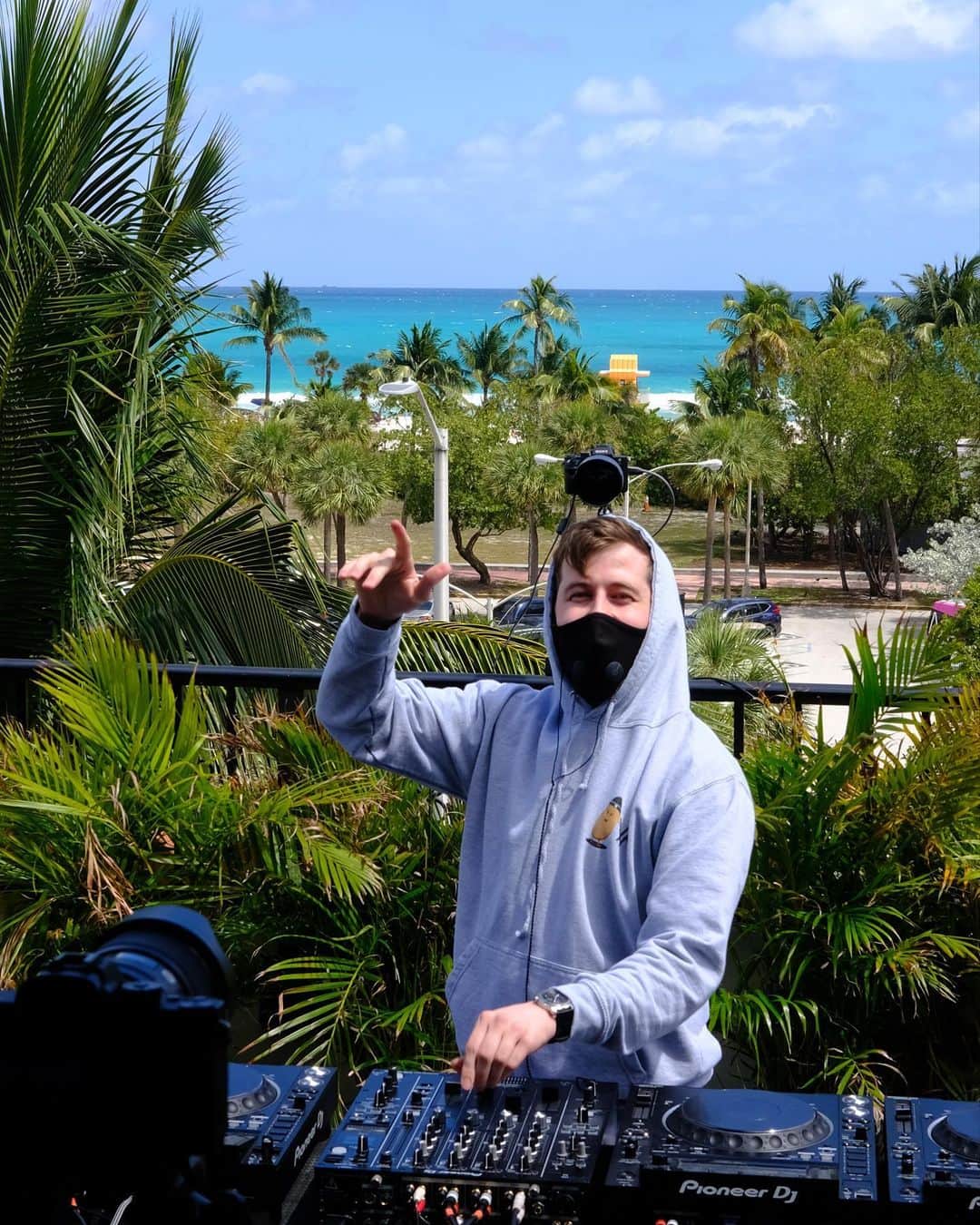 アラン・ウォーカーのインスタグラム：「Miami Vibes 🌴」