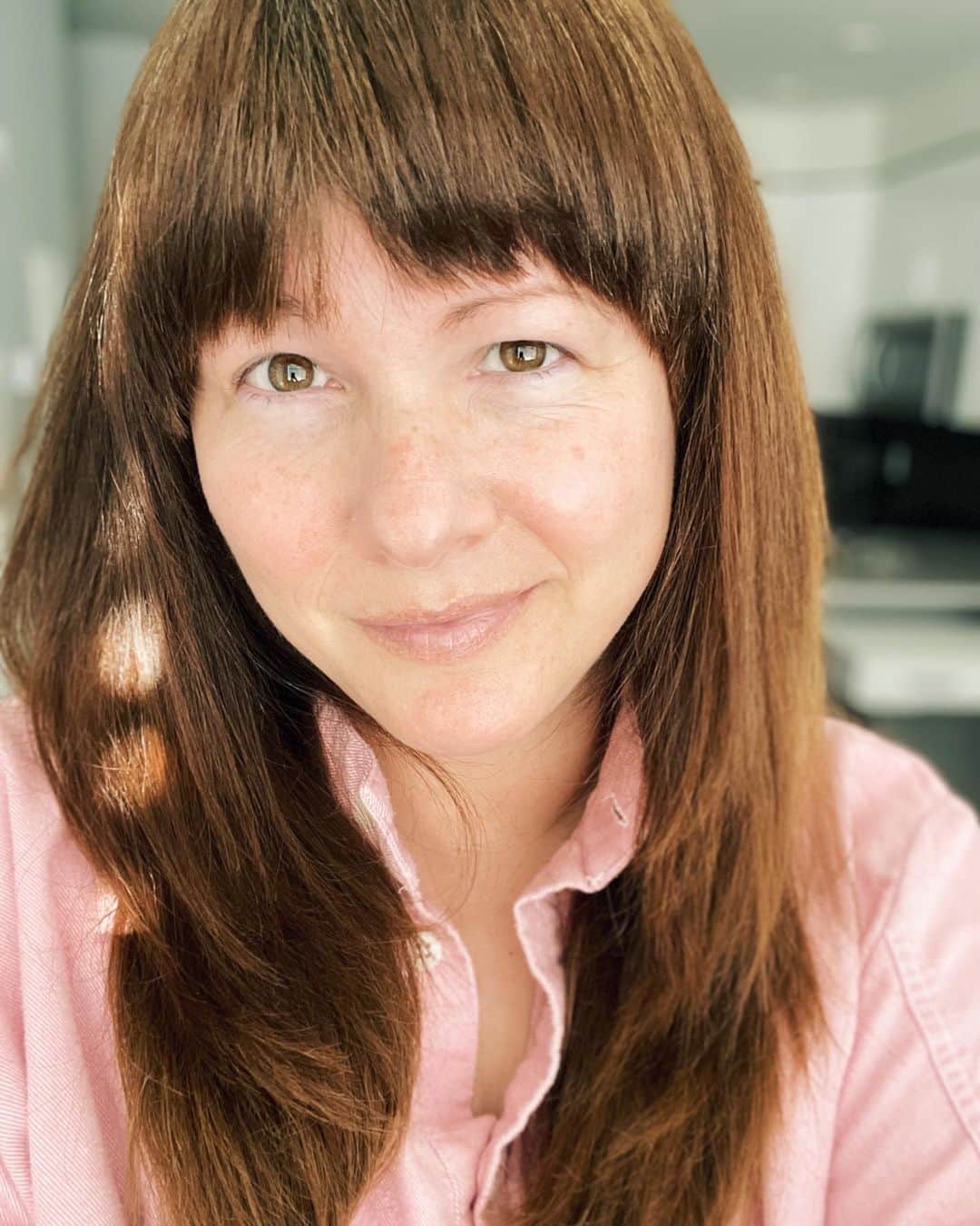 Robin May Flemingのインスタグラム：「In my 20s, I had an artificial Christmas tree that I left up waaaay past Christmas. Through January it still felt festive. In February it mostly faded into the background of my apartment. By March it was a collector of dust and a constant source of self-inflicted stress; it looked the same, but it didn’t feel the same. As April approached, I jokingly said it would be my “Easter tree.” But it wasn’t a very funny joke, and a family member kindly helped me take it down. Oh the relief.  I remember those fraught days. I had just started my career, and was acutely aware I was leaving so much behind while still somehow lagging behind what I’d envisioned for myself. I was holding tight and letting go and extremely vulnerable to overwhelm.   Funny (sad? beautiful?) how that still describes my experience of life.  Striving—and sometimes struggling—to stay true as the seasons flow past. Looking ahead, enjoying the view, and also wishing in my bones to STOP. Just stop. Do we ever get to stop??   Through my 20s, 30s, and now in my 40s, I kick and scream and embrace in equal, exquisitely human measure.   As that Christmas tree lingered, my boyfriend at the time (Hi, Justin!) started counting aloud. He reached five or so before I asked what he was doing.  “I’m counting your grey hairs.”  I longed to keep that Christmas tree up.   But eventually I let it go.   And the seasons flowed.」