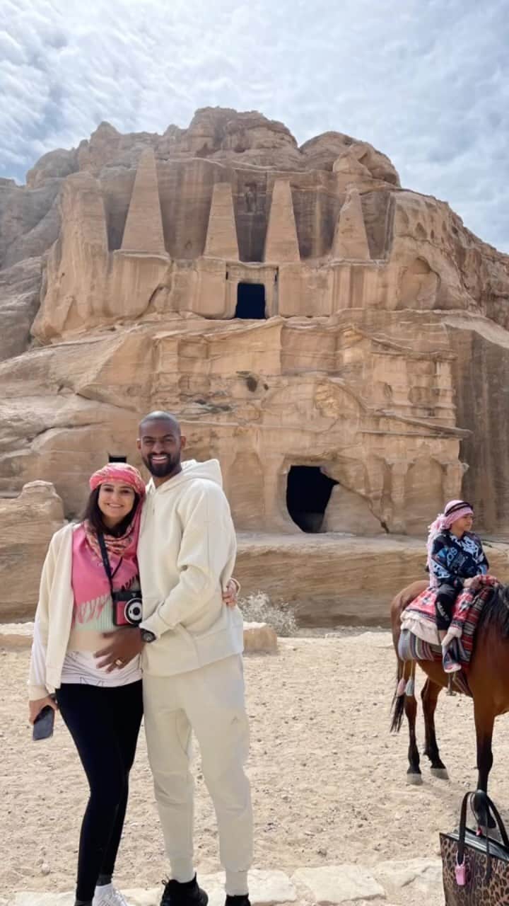 ダンクレーのインスタグラム：「Coloque Deus no centro da sua família e desfrute de todas as maravilhas de viver em Cristo.  Família é a prova que o amor dá frutos abençoados.  Minha família é o reflexo do amor que Deus tem por nós!   Em nenhuma tempestade minha família se desfez, pois aos olhos de Deus somos abençoados.  Famílias fortes são construídas sobre a rocha do amor de Deus.  O amor fundamental da família que Deus me deu é o meu combustível de todos os dias.  Minha família é o melhor presente de Deus!  Deus me ensinou que a família é o bem maior dentre todas as coisas.  Fecho os olhos e me volto para o céu para agradecer todas as bençãos que minha família recebe!  O alimento do meu lar vem da presença do Senhor!  Eu e minha casa servimos ao SENHOR!!! 🙌🏾❤️👩🏽‍🤝‍👨🏾🙇🏾‍♂️💚🙇🏾‍♀️💖🙇🏾‍♂️💚🙌🏾」
