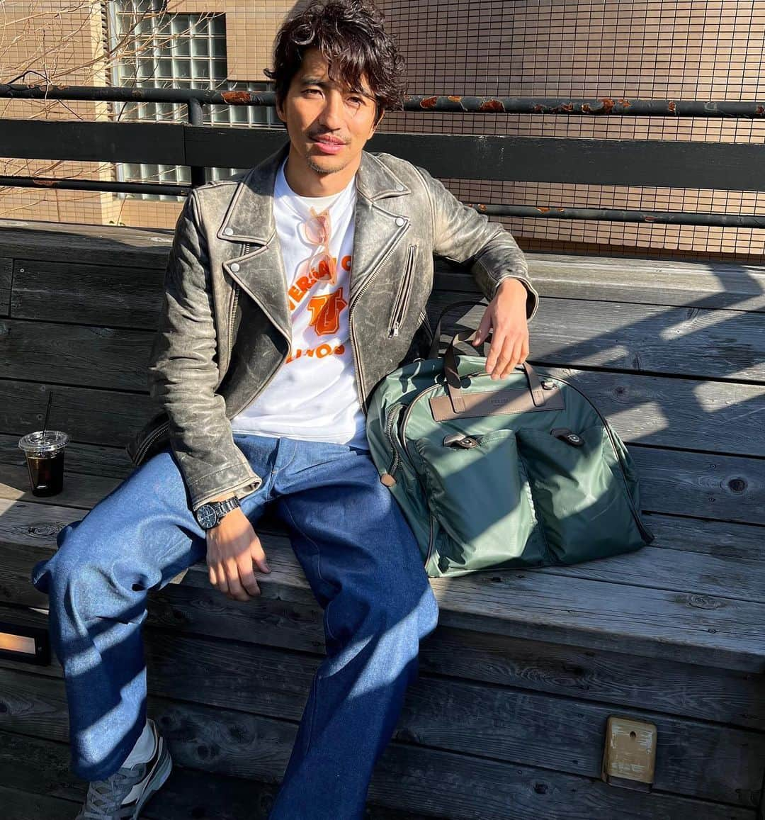 幸太さんのインスタグラム写真 - (幸太Instagram)「Safari collection   僕にとっての２つ目のFelisi  １つ目は、 10年くらい前にGETしたお財布  そして今回は イタリアンミリタリースタイル をコンセプトに発売さた ’SAFARI ‘コレクション  マットなミリタリーグリーンの生地は 撥水加工が施されたナイロン生地  タグやハンドルは、 イタリアンレザーブランドらしい 大人っぽいレザー使い  大容量だけどカバン自体は軽いので ショルダーを付けて旅にも行けるし カジュアルな普段使いや ビジネスにも使えそうな感じが🙆‍♂️  長い付き合いが出来そうな 高級感あるバックが仲間入りしました  📸by @shoichi_murata  #Felisi #felisi #フェリージ #leather #safari #SAFARI #bostonbag  #ボストンバッグ」3月24日 8時38分 - kotawave